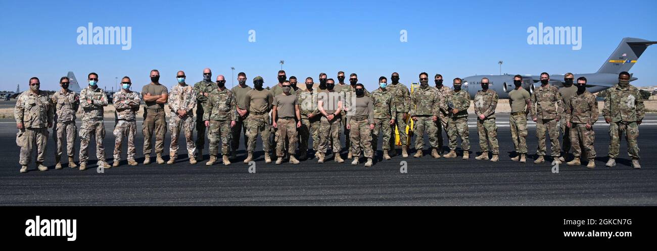 Les partenaires communs et de la coalition affectés à la base aérienne Ali Al Salem, Koweït, posent pour une photo le 14 mars 2021. Les membres affectés au 386e Escadron de génie civil expéditionnaire ont travaillé avec des partenaires conjoints et de la coalition pour commencer à construire un système d'arrêt d'avion mobile. Le MAAS est un système de freinage d'urgence pour les avions équipés d'un crochet de queue. Banque D'Images