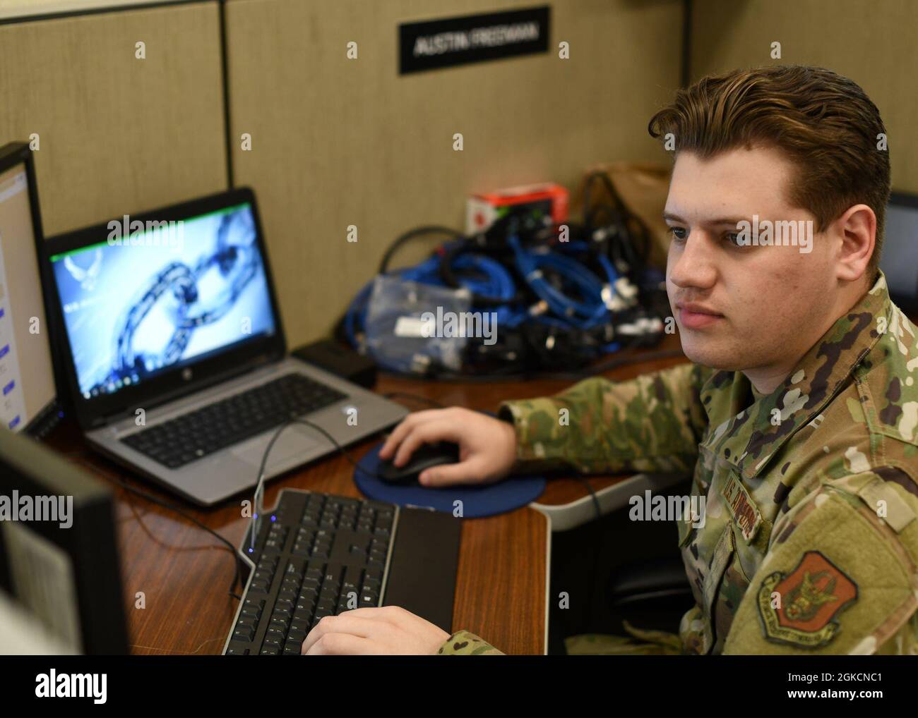 L'ancien Airman Austin Freeman, spécialiste des transports en ligne pour le 403e vol de communication à la base aérienne de Keesler, au Mrs., travaille sur la formation pendant l'assemblée de formation de l'unité le 14 mars 2021. Freeman s'occupe en grande partie de la technologie liée au réseau dans l'effort du vol pour préserver la connectivité et maintenir la mission de la 403e Escadre. Banque D'Images
