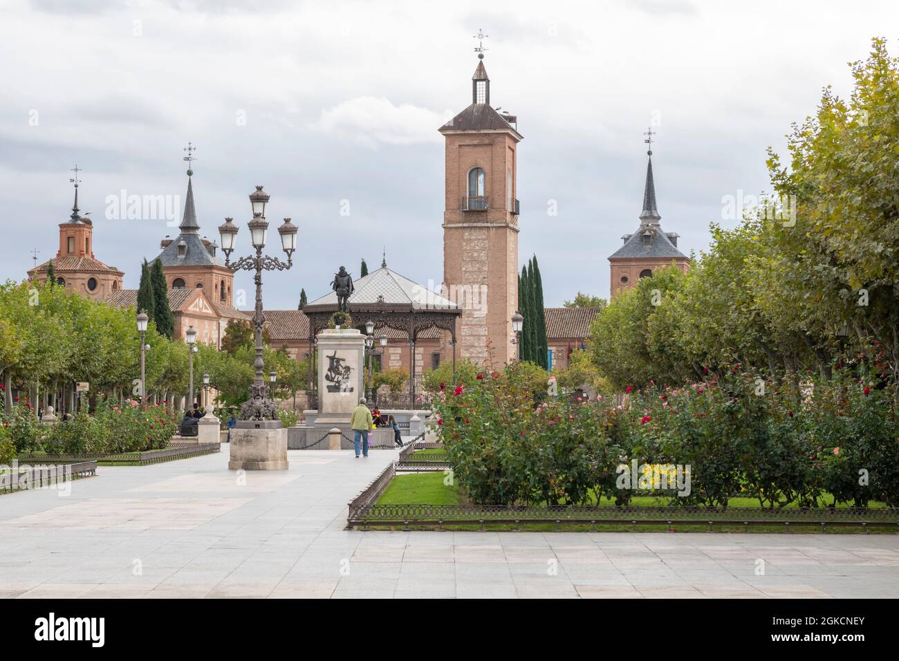 Horizon du vieux centre d'alcala de henares dans la province de Madrid en espagne, où l'écrivain Cervantes est né un jour nuageux Banque D'Images