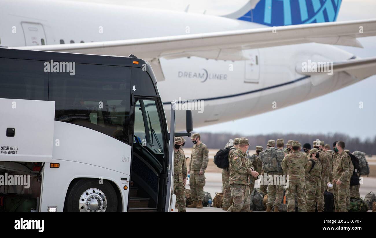 Les soldats de l'armée américaine du 107e Bataillon des ingénieurs, 177e brigade de la police militaire, Garde nationale du Michigan, arrivent à l'aéroport international de Green Bay Austin Straubel à Green Bay, Wisconsin, le 15 mars 2021. Environ 1000 soldats sont retournés au Michigan après avoir appuyé l'opération Capitol Response II à la demande du Bureau de la Garde nationale et de la police du Capitole. Banque D'Images