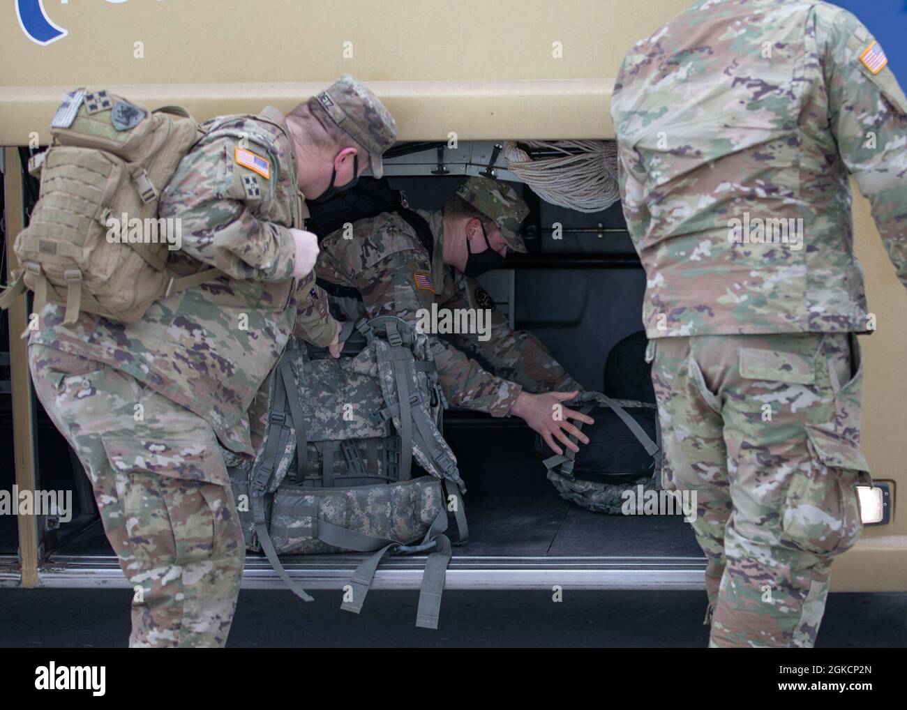 Les soldats de l'armée américaine du 107e Bataillon des ingénieurs, 177e brigade de police militaire, Garde nationale du Michigan, chargent les bagages dans un autobus à l'aéroport international de Green Bay Austin Straubel à Green Bay, Wisconsin, le 15 mars 2021. Environ 1000 soldats sont retournés au Michigan après avoir appuyé l'opération Capitol Response II à la demande du Bureau de la Garde nationale et de la police du Capitole. Banque D'Images