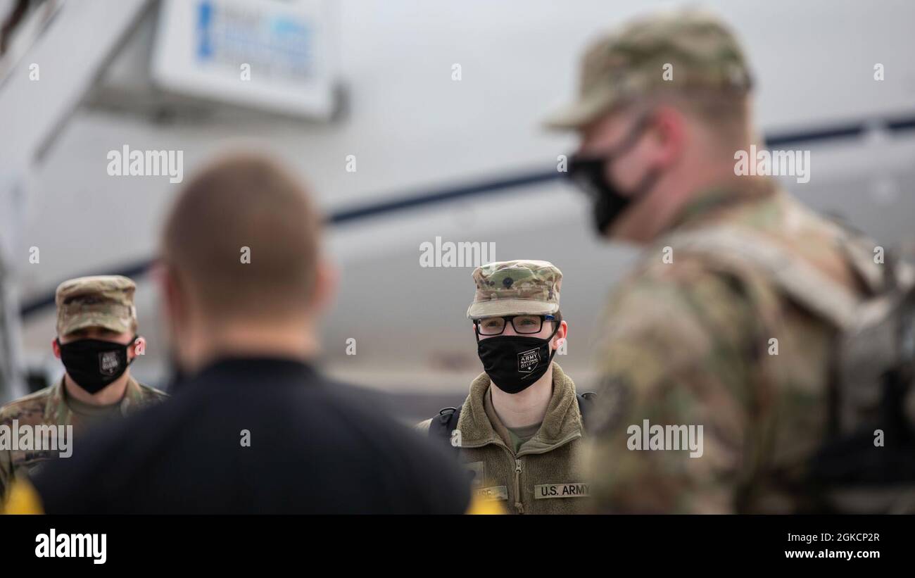 Les soldats de l'armée américaine du 107e Bataillon des ingénieurs, 177e brigade de la police militaire, Garde nationale du Michigan, arrivent à l'aéroport international de Green Bay Austin Straubel à Green Bay, Wisconsin, le 15 mars 2021. Environ 1000 soldats sont retournés au Michigan après avoir appuyé l'opération Capitol Response II à la demande du Bureau de la Garde nationale et de la police du Capitole. Banque D'Images