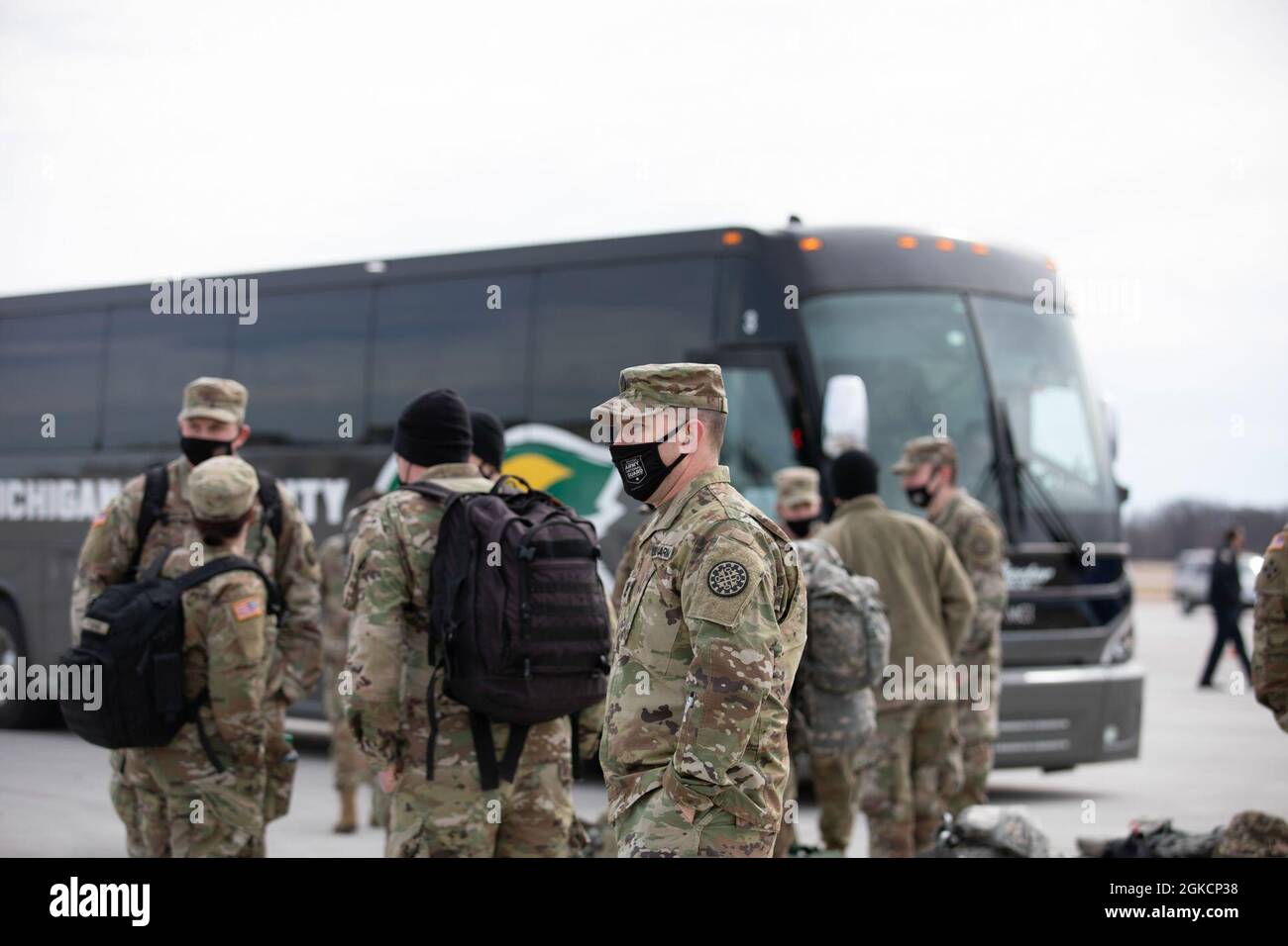 Un soldat de l'armée américaine au 107e Bataillon des ingénieurs, 177e brigade de la police militaire, Garde nationale du Michigan, attend l'arrivée d'un autobus à l'aéroport international de Green Bay Austin Straubel à Green Bay, Wisconsin, le 15 mars 2021. Environ 1000 soldats sont retournés au Michigan après avoir appuyé l'opération Capitol Response II à la demande du Bureau de la Garde nationale et de la police du Capitole. Banque D'Images