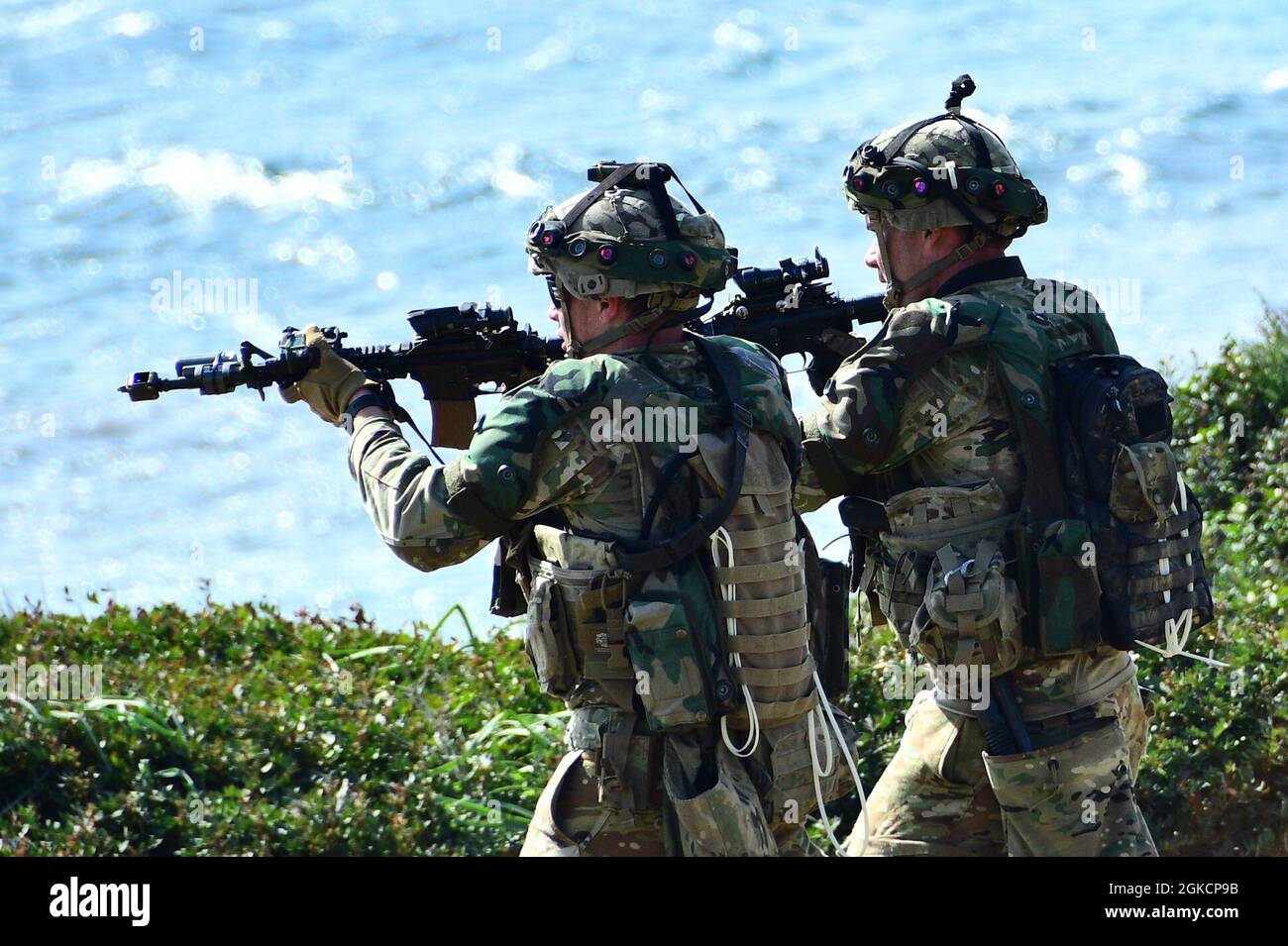 Les parachutistes de l'armée américaine affectés à la Legion Company, 1-503e Régiment d'infanterie, 173e Brigade aéroportée, engagent leur cible, lors de l'exercice Eagle Pangea dans la zone d'entraînement majeur de l'armée italienne Capo Teulada sur l'île de Sardaigne, Italie Mar. 15, 2021 dans des conditions de prévention Covid-19. L'exercice Eagle Pangea est un 1-503e EN Squad Live Fire et Platon External Evaluation événement de formation. La 173e Brigade aéroportée est la Force d'intervention en cas d'urgence de l'armée américaine en Europe, capable de projeter des forces prêtes n'importe où dans les domaines de responsabilité de l'Europe, de l'Afrique ou des commandements centraux des États-Unis. Banque D'Images