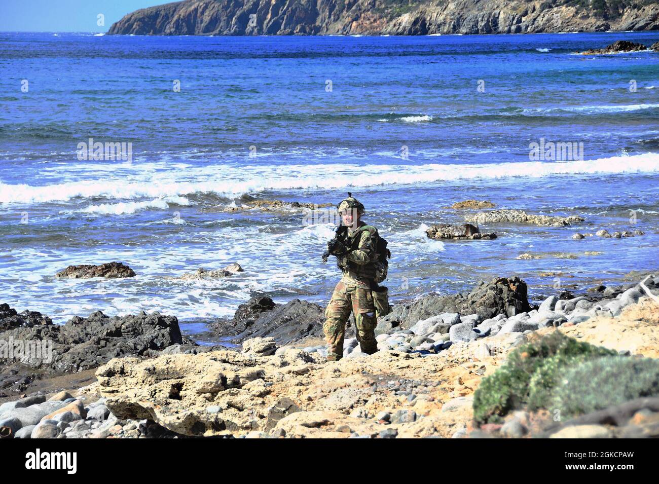 Le parachutiste de l'armée américaine affecté à la Legion Company, 1-503e Régiment d'infanterie, 173e Brigade aéroportée, fournit une couverture, pendant l'exercice Eagle Pangea dans la zone d'entraînement majeur de l'armée italienne Capo Teulada sur l'île de Sardaigne, Italie Mar. 15, 2021 dans des conditions de prévention Covid-19. L'exercice Eagle Pangea est un 1-503e EN Squad Live Fire et Platon External Evaluation événement de formation. La 173e Brigade aéroportée est la Force d'intervention en cas d'urgence de l'armée américaine en Europe, capable de projeter des forces prêtes n'importe où dans les domaines de responsabilité de l'Europe, de l'Afrique ou des commandements centraux des États-Unis. Banque D'Images