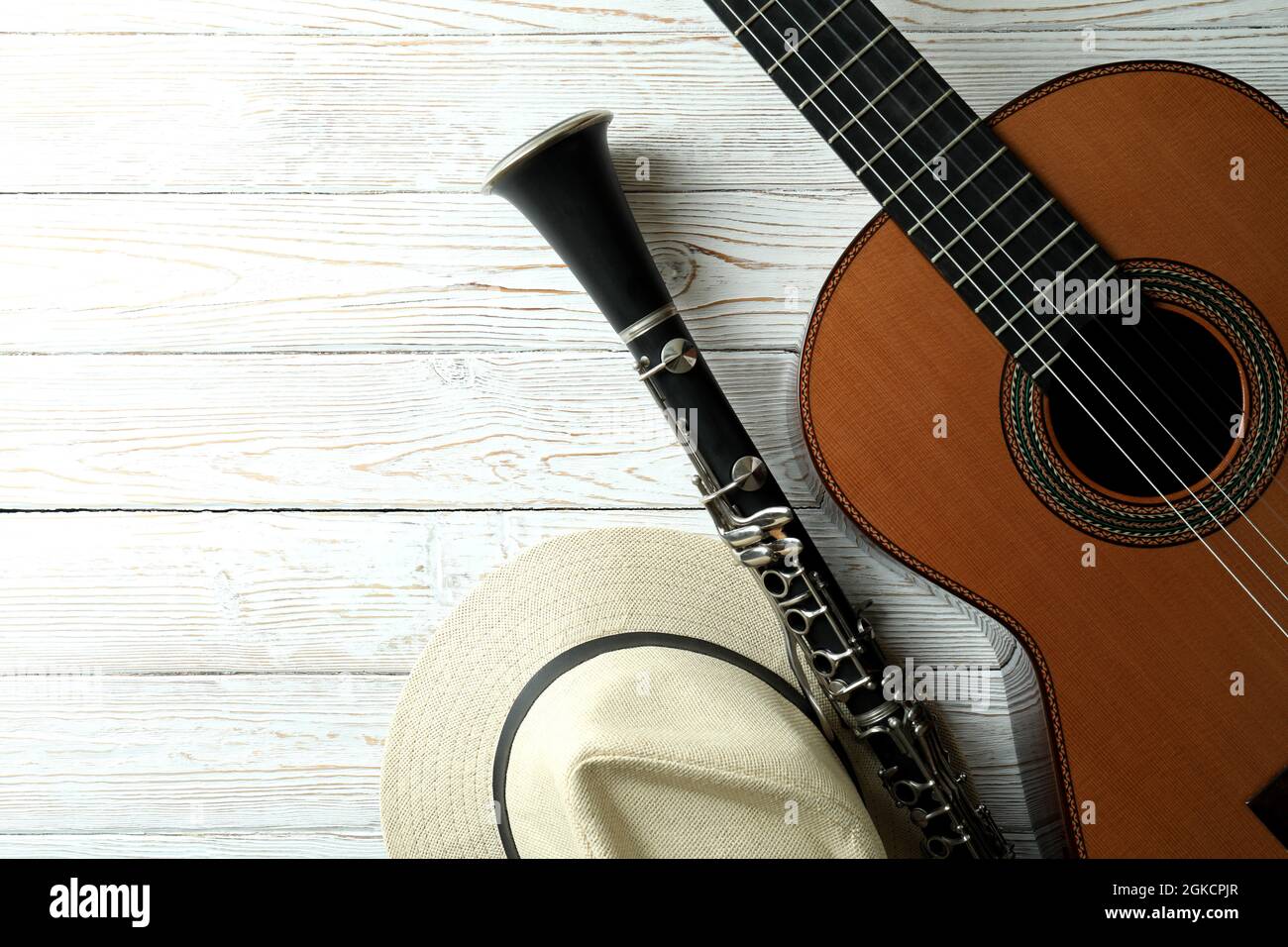 Guitare classique, clarinette et chapeau sur table en bois blanc Photo  Stock - Alamy