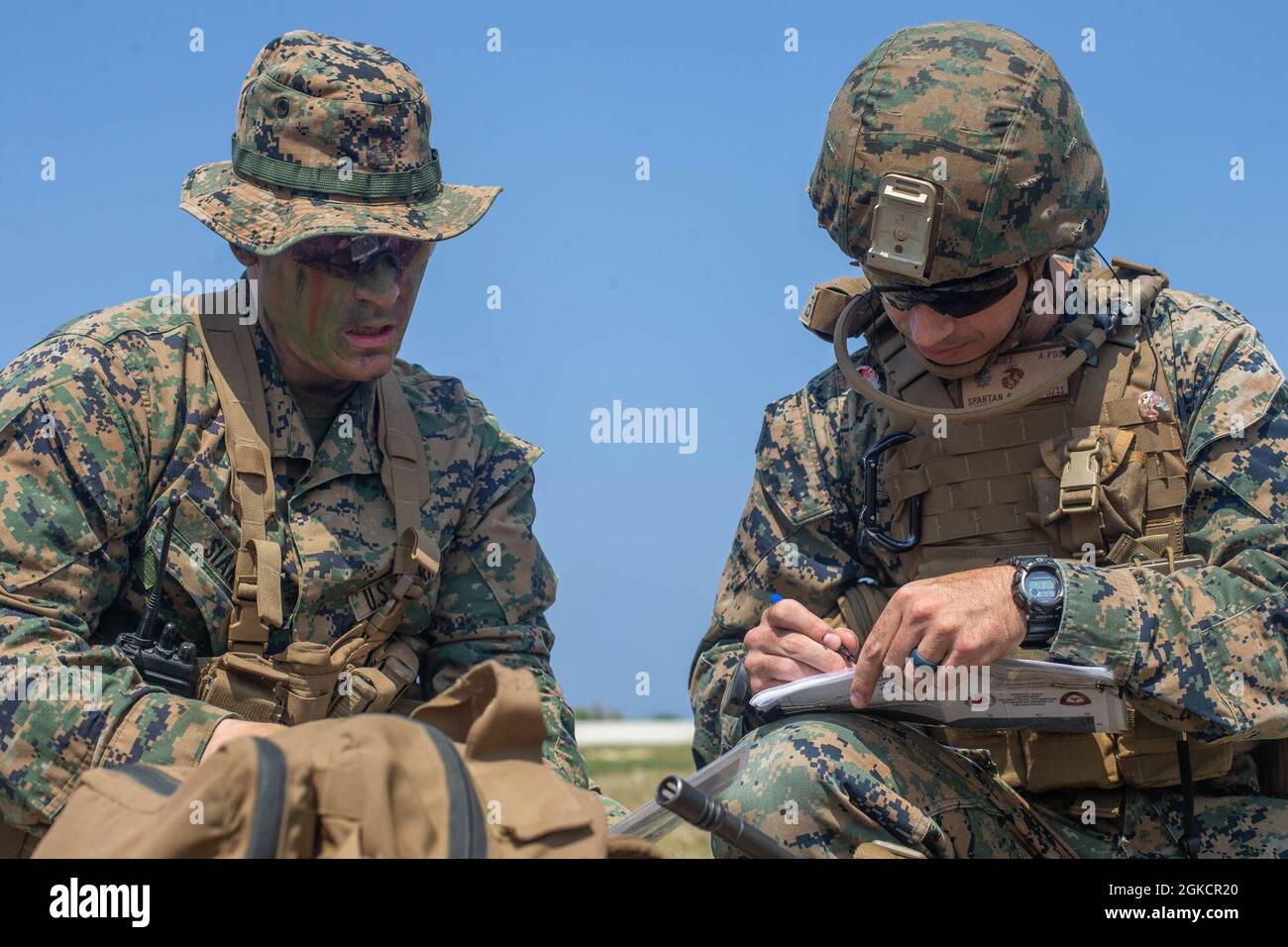 Michael Siani, capitaine du corps des Marines des États-Unis, commandant d'une compagnie avec 3d Battalion, 8th Marine Regiment, 3d Marine Division, Et le Maj. Jacob Burton du corps des Marines des États-Unis, commandant de batterie au bataillon 3d, 12e Régiment des Marines, division des marines 3d, effectue un transfert sur le champ de bataille pendant le Castaway 21.1 à IE Shima, Okinawa, Japon, le 15 mars 2021. L'exercice Castaway 21.1 visait à démontrer la capacité conjointe de l'USMC à saisir et à sécuriser les principaux terrains maritimes, à fournir un soutien de faible signature et à exécuter des feux de précision à longue portée à l'appui des opérations navales. Banque D'Images