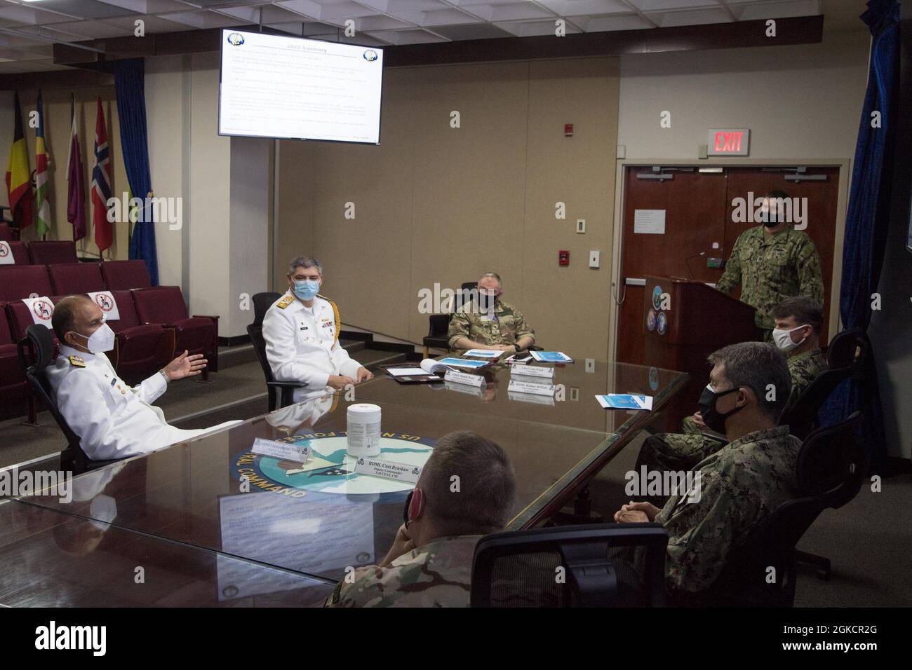 210315-N-IO414-1030 ACTIVITÉ DE SOUTIEN NAVAL BAHREÏN (15 MARS 2021) SMA. Muhammad Amjad Khan Niazi, à gauche, Chef d'état-major de la Marine du Pakistan, parle lors d'un bref exposé des opérations et des réalisations actuelles du FMC dans la région lors d'une visite du quartier général du Commandement central des Forces navales américaines (NAVCENT) à bord de l'activité de soutien naval de Bahreïn, en mars 15. NAVCENT est l'élément de la marine américaine du Commandement central des États-Unis dans la zone d'opérations de la 5e flotte des États-Unis, qui englobe environ 2.5 millions de kilomètres carrés de zone d'eau et inclut le golfe Arabique, le golfe d'Oman, la mer Rouge et certaines parties de l'océan Indien. Banque D'Images