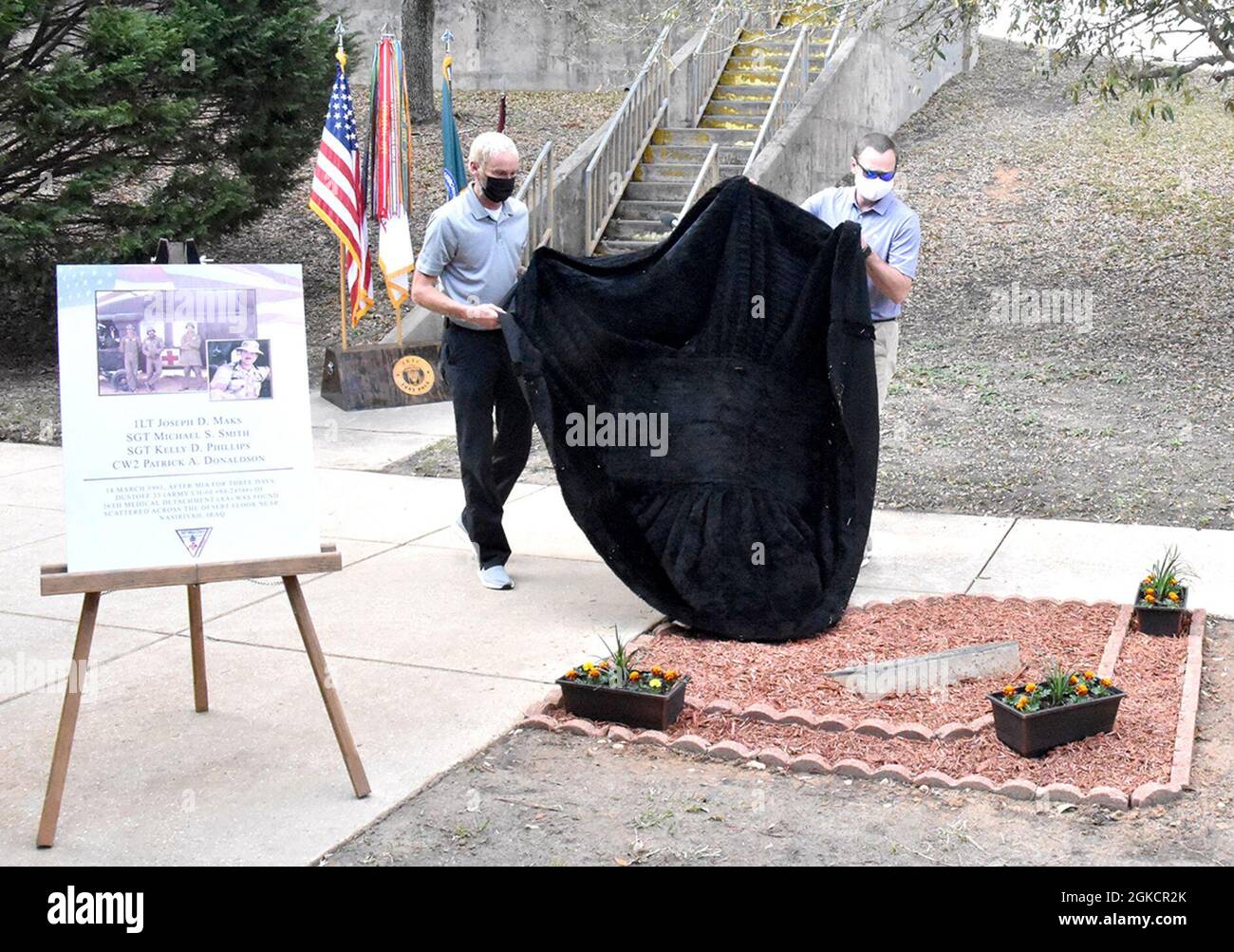 Josh (à gauche) et Jason Maks, fils du premier lieutenant Joseph D. Maks, décédé lors d’un accident D’hélicoptère UH-60A lors de l’opération Desert Storm, ont dévoilé un monument commémorant le service de leur père et le reste de l’équipage lors d’une cérémonie de redication du bâtiment des opérations de la base aérienne de l’Armée Polk, le 15 mars. Banque D'Images