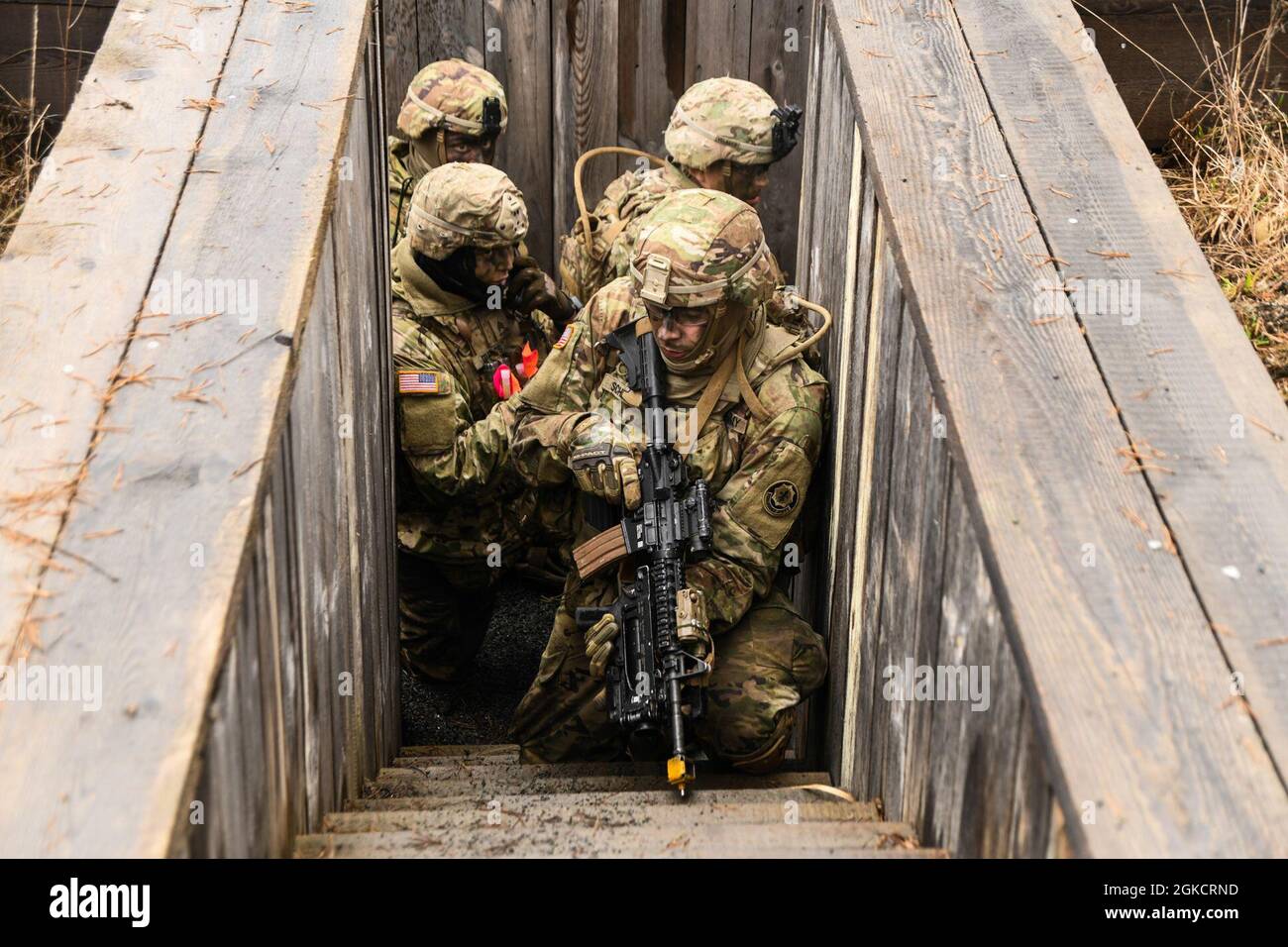 Des soldats américains affectés au 3e Escadron du 2e Régiment de cavalerie ont effectué des évaluations externes de peloton de tranchée dans la zone d'entraînement de Grafenwoehr, en Allemagne, le 17 mars 2021. Wolf Strike 21 est une évaluation externe de peloton visant à certifier la létalité des pelotons par l'entraînement d'équipe et les exercices de feu réel. Banque D'Images