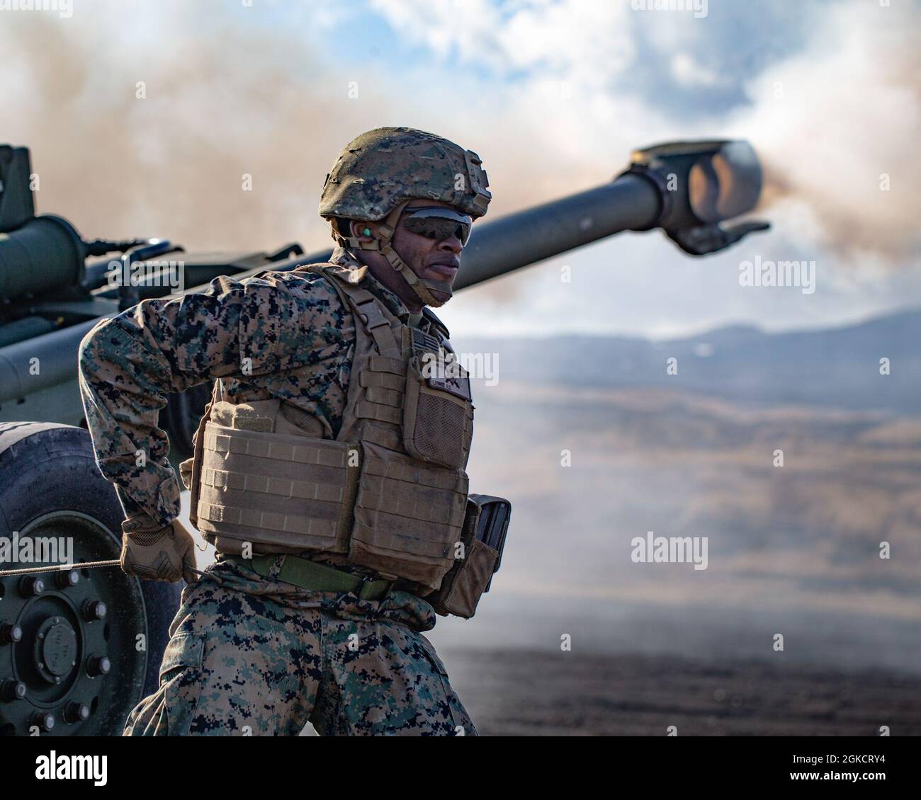 Caporal du corps des Marines des États-Unis Adrian Lewis, un canonnier d'artillerie de campagne avec Echo Battery, Bataillon Landing Team 3/4, 31e Marine Expeditionary Unit (MEU), et un natif de Milton, Floride, tire le cordon sur un obusier M777 remorqué de 155 mm pendant un tir direct au centre d'entraînement d'armes combinées Camp Fuji, Japon, 15 mars 2021. Les champs de tir direct entraînent les Marines de la batterie d'écho à viser et à tirer rapidement sur des cibles visibles en cas de contact avec l'ennemi. Le 31e MEU, le seul MEU en permanence déployé par le corps des Marines, fournit une force flexible et mortelle prête à exécuter une large gamme de mil Banque D'Images