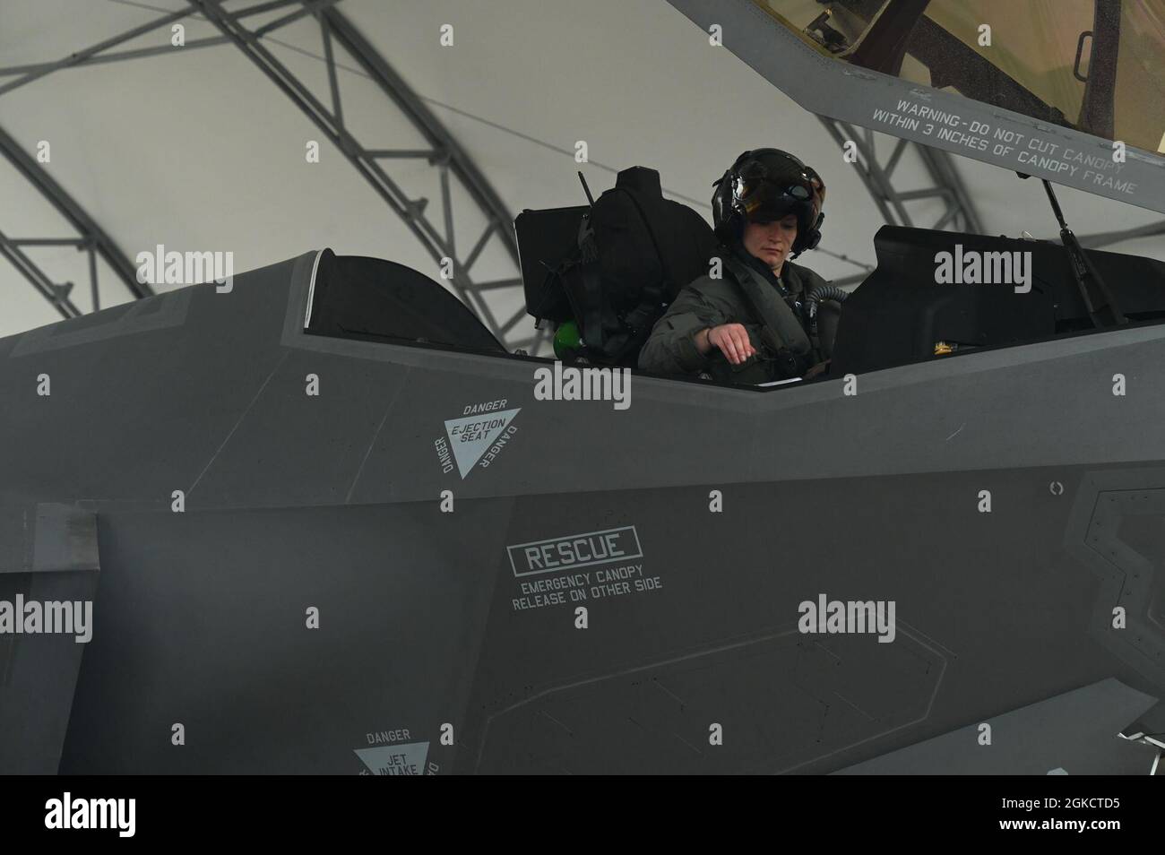 Le 1er lieutenant Kirsten Eissman de la US Air Force, pilote étudiant F-35A du 58e Escadron de combat, et le colonel Byron Pompa, commandant du 33e Groupe des opérations, effectuent un contrôle en amont d'un F-35A Lightning II avant le décollage à la base aérienne d'Eglin, en Floride, le 15 mars 2021. Les pilotes étudiants actuels de la formation initiale de qualification ont passé des mois en préparation, y compris des vols de simulation réalistes et des travaux de classe. Banque D'Images