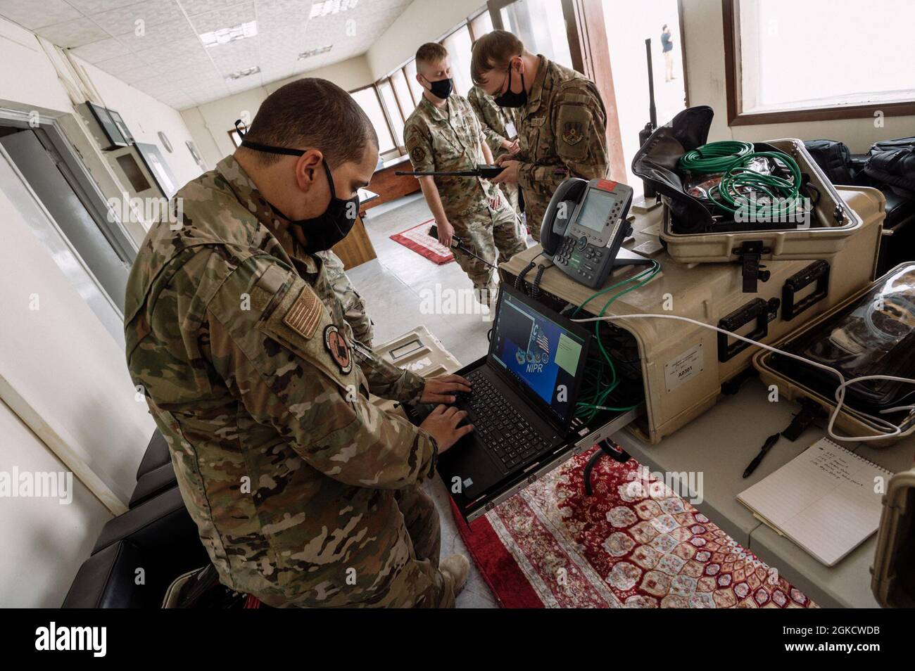 U.S. Air Force Airman 1re classe Jerron Minns, technicien en systèmes de transport cybernétique au 379e Escadron de communications expéditionnaires, met en place une trousse de transport aérien de communication lors d'un exercice de préparation, le 3 mars 2021, à la base aérienne de Doha, au Qatar. Les techniciens en communication ont établi des connexions de données et de radio à l'appui d'un ravitaillement à chaud à distance d'un avion de la U.S. Air Force KC-135 Stratotanker. La capacité d’établir des communications n’importe où dans la zone de responsabilité du U.S. Air Force Central garantit que la 379e Escadre expéditionnaire aérienne est prête à se battre pour gagner aujourd’hui. Banque D'Images