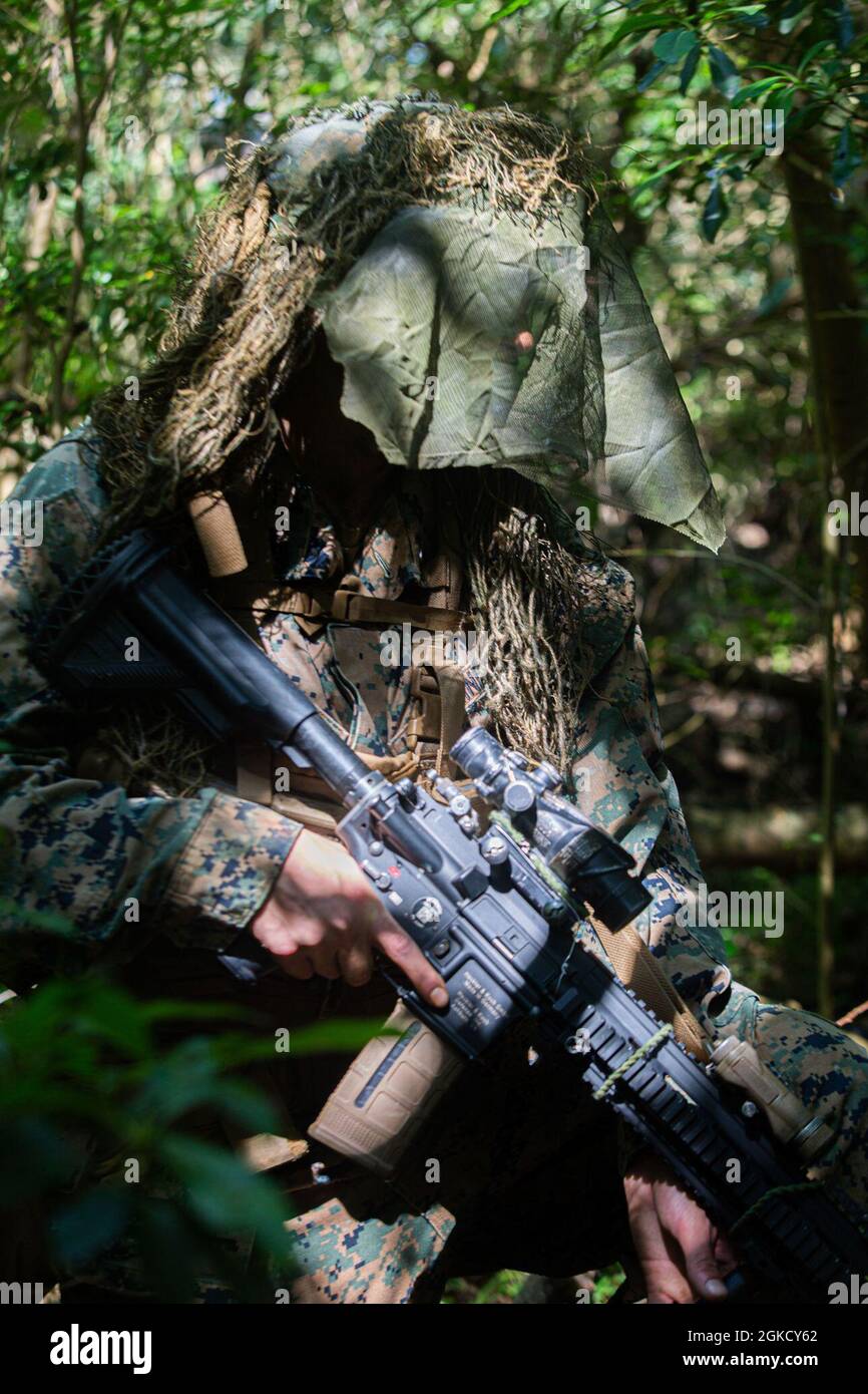 Marines des États-Unis avec 3d Battalion, les marines 3d mènent des expérimentations dans des opérations de défense littorale pendant le Castaway 21.1 autour d'Okinawa, Japon, le 18 mars 2021. Castaway 21.1 a démontré la capacité du corps des Marines à s’intégrer à la force conjointe pour s’emparer et défendre des terrains maritimes clés, fournir un soutien de faible envergure et exécuter des feux de précision à longue portée à l’appui d’opérations navales à partir d’une base expéditionnaire avancée. 3/3 fait partie de 3d Marine Division, déployée dans l'Indo-Pacific. Banque D'Images