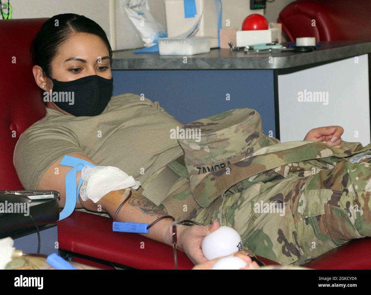 Cpl. Cassandra Zamora, un donneur affecté à la 5e Brigade blindée, première division de l'Armée de l'Ouest, presse une balle pour pomper le sang lors d'une campagne de sang sur fort Bliss, Texas, le 16 mai 2021. Les collectes de sang sont importantes parce qu'elles fournissent des produits sanguins de qualité aux membres du service, aux anciens combattants et à leurs familles en paix et en guerre. Pour le 5e AR BDE, préparer les soldats à faire du mal n’est pas simplement un processus mécanique froid ; c’est plutôt un dévouement aux forces et aux besoins des individus, axé sur la réalisation de la mission. Banque D'Images