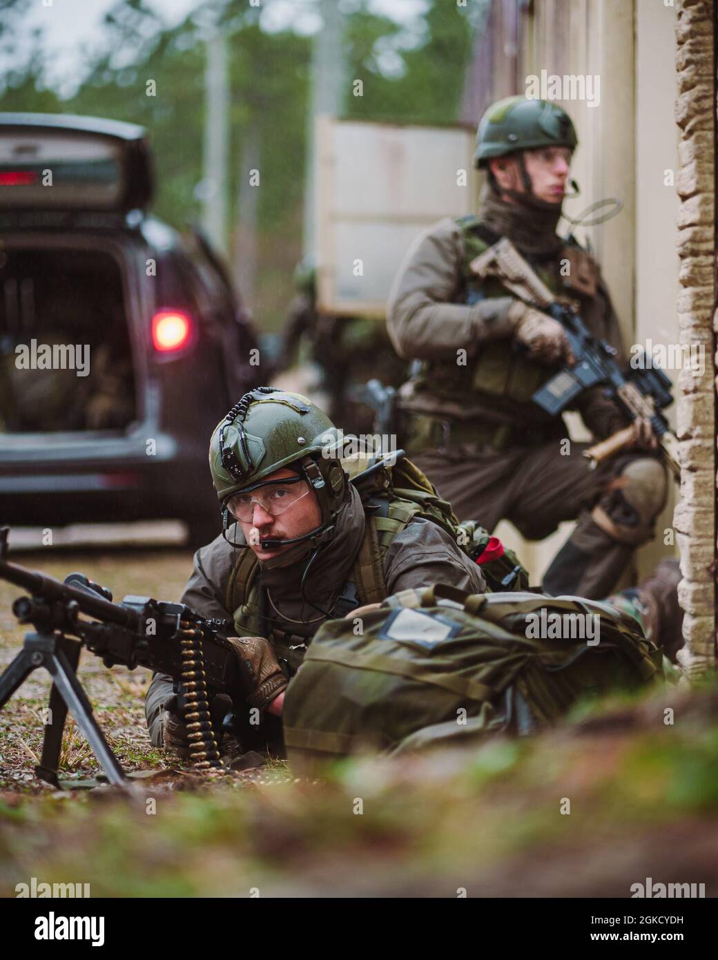 Les Marines néerlandaises avec 32e Escadron de raiding assurent la sécurité pendant l'exercice Caribbean Urban Warrior sur le camp Lejeune, N.C., le 16 mars 2021. L'exercice est une évolution bilatérale de l'entraînement conçue pour accroître l'interopérabilité mondiale entre le 2e Bataillon de reconnaissance, la 2e Division marine et le 32e Escadron de raiding, le corps maritime néerlandais. Banque D'Images