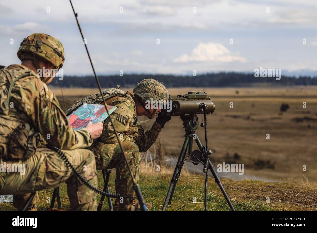 Les cadets du ROTC de l'armée américaine de l'Université de Washington ont visité la base conjointe Lewis-McChord, Washington, le 16 mars 2021, pour observer l'entraînement et obtenir de nouvelles perspectives sur le leadership. Les cadets ont appris l'importance du leadership au cours de conversations avec le commandant du 1er Bataillon, 23e Régiment d'infanterie 'Tomahawks', 1-2 Brigade Stryker, et ont plus tard observé la compétence tactique des soldats d'infanterie de tir indirect et des spécialistes de soutien de feu du bataillon lors d'un événement d'entraînement de tir en direct de mortier. Banque D'Images