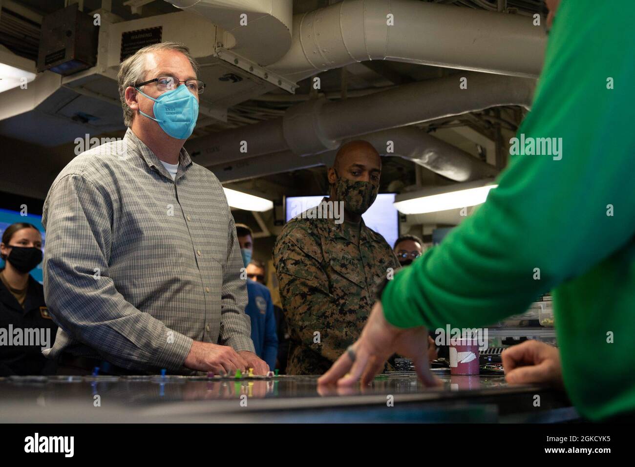 Secrétaire intérimaire de la Marine (SECNAV) l'honorable Thomas W. Harker, à gauche, écoute un mémoire du lieutenant Christopher Jones, à droite, officier de manutention de l'USS Gerald R. Ford (CVN 78), dans le contrôle du pont de vol du navire. Au cours de sa visite, Harker a rencontré des hauts dirigeants pour discuter des capacités uniques de Ford et de la classe Ford, ainsi que des réalisations clés en vue de sa préparation opérationnelle. Ford est en cours dans l'océan Atlantique en menant des qualifications de transporteur. Banque D'Images