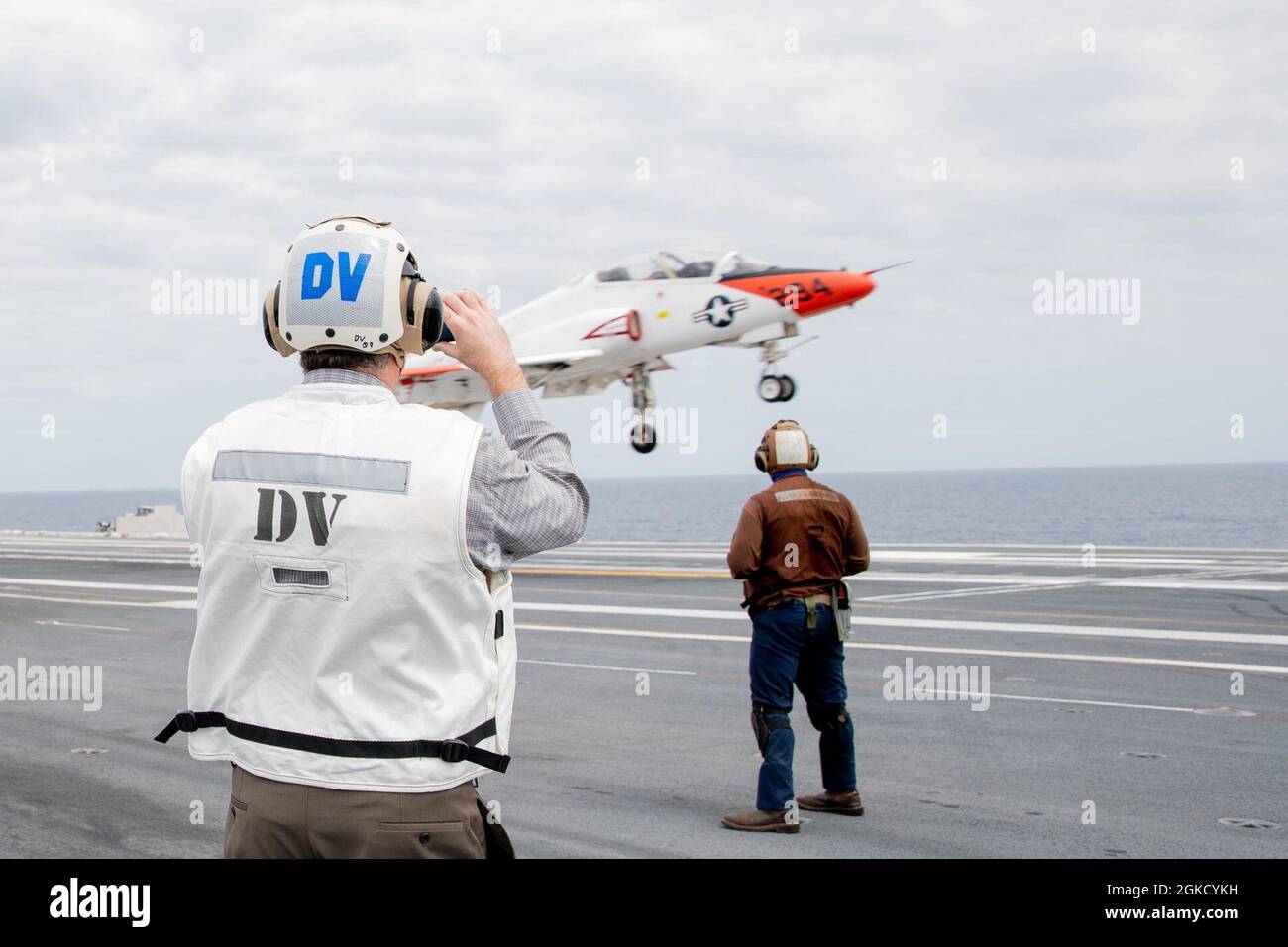 Secrétaire intérimaire de la Marine (SECNAV) l’honorable Thomas W. Harker observe un Goshawk T-45C attaché à l’escadre d’entraînement aérien 2, effectuer un toucher-aller sur le pont de vol de l’USS Gerald R. Ford (CVN 78) lors de sa première visite au navire, le 16 mars 2021. Au cours de sa visite, Harker a rencontré des hauts dirigeants pour discuter des capacités uniques de Ford et de la classe Ford, ainsi que des réalisations clés en vue de sa préparation opérationnelle. Ford est en cours dans l'océan Atlantique en menant des qualifications de transporteur. Banque D'Images