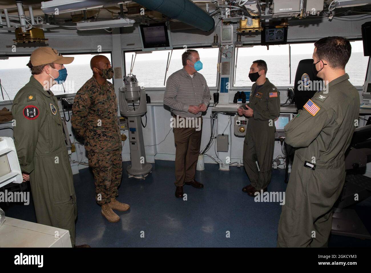 Secrétaire intérimaire de la Marine (SECNAV) l’honorable Thomas W. Harker, au centre, et le capitaine Paul Lanzilotta, commandant de l’USS Gerald R. Ford (CVN 78), discutent de la conception et des capacités améliorées du pont de vol lors de la visite de la maison pilote de Ford, le 16 mars 2021. Au cours de sa visite, Harker a rencontré des hauts dirigeants pour discuter des capacités uniques de Ford et de la classe Ford, ainsi que des réalisations clés en vue de sa préparation opérationnelle. Ford est en cours dans l'océan Atlantique en menant des qualifications de transporteur. Banque D'Images