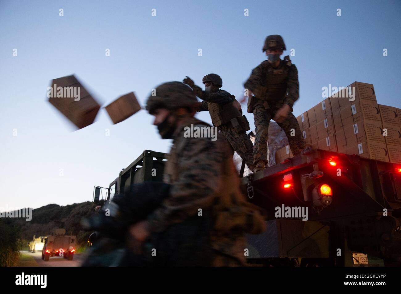 Les Marines des États-Unis, avec 3d Transportation support Bataillon, 3D Marine Logistics Group, fournissent le soutien expéditionnaire Castaway 21.1 à IE Shima, Okinawa, Japon, le 16 mars 2021. Cet exercice a démontré la capacité du corps des Marines à s’intégrer à la force conjointe pour s’emparer et défendre des terrains maritimes clés, fournir un soutien de faible envergure et exécuter des feux de précision à longue portée à l’appui des opérations navales. Banque D'Images