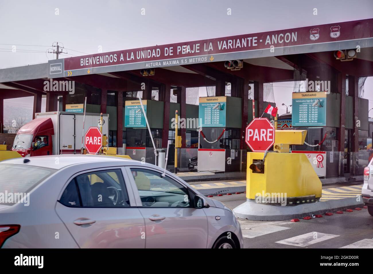 Lima, Pérou - 27 juillet 2021: Poste de péage routier quittant Lima en direction du nord sur l'autoroute panaméricaine Banque D'Images