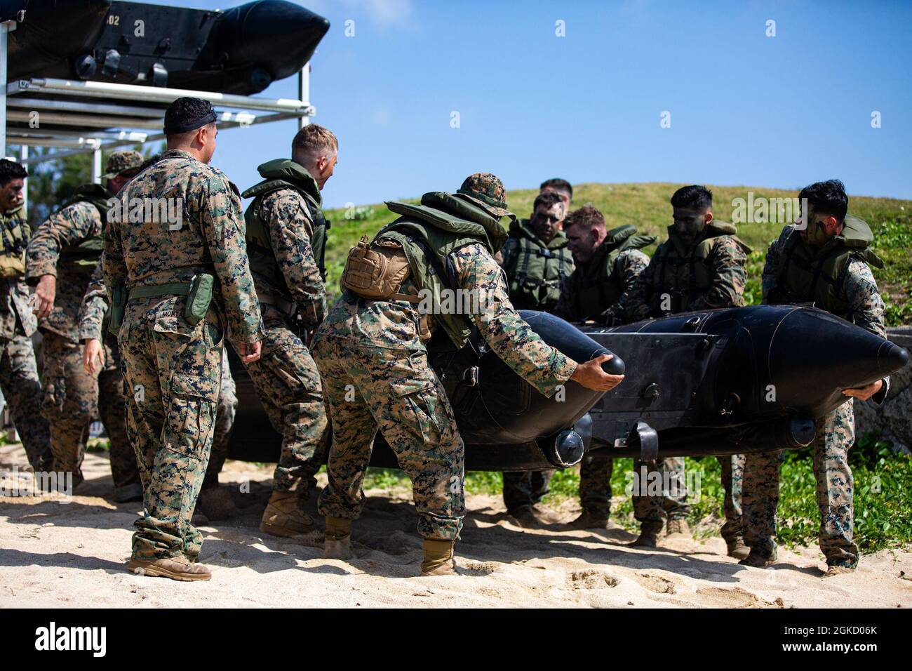 Les Marines des États-Unis avec 3d Battalion, 3d Marine Regiment, 3d Marine Division se préparent à lancer un engin de combat en caoutchouc pendant les opérations de défense littorale dans le cadre de Castaway 21.1 autour d'Okinawa, Japon, le 16 mars 2021. Castaway 21.1 a démontré la capacité du corps des Marines à s’intégrer à la force conjointe pour s’emparer et défendre des terrains maritimes clés, fournir un soutien de faible envergure et exécuter des feux de précision à longue portée à l’appui d’opérations navales à partir d’une base expéditionnaire avancée. 3/3 fait partie de 3d Marine Division, déployée dans l'Indo-Pacific. Banque D'Images