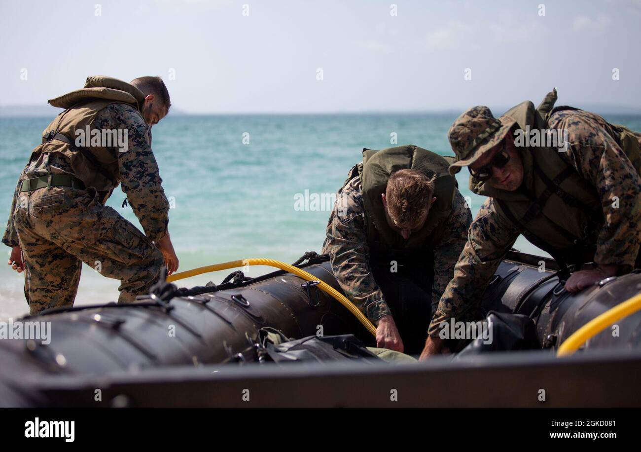 Les Marines des États-Unis avec 3d Battalion, 3d Marine Regiment, 3d Marine Division ravitaillent une embarcation de combat en caoutchouc pendant les opérations de défense littorale dans le cadre du Castaway 21.1 autour d'Okinawa, Japon, le 16 mars 2021. Castaway 21.1 a démontré la capacité du corps des Marines à s’intégrer à la force conjointe pour s’emparer et défendre des terrains maritimes clés, fournir un soutien de faible envergure et exécuter des feux de précision à longue portée à l’appui d’opérations navales à partir d’une base expéditionnaire avancée. 3/3 fait partie de 3d Marine Division, déployée dans l'Indo-Pacific. Banque D'Images