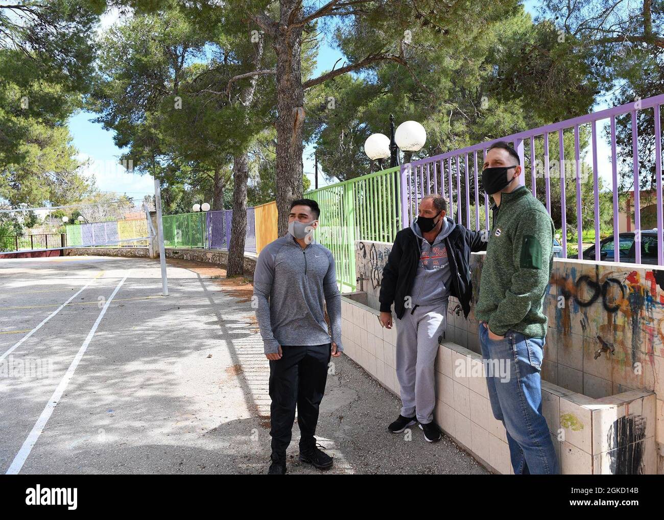 CHANIA, Crète (16 mars 2021) Utilisesman 3e classe Dodanin Agumedo, Yannis Kalitsakis, président de l’association des parents de l’école élémentaire de Pazinos, et le lieutenant Michael parlait, aumônier de la Marine, pour discuter de l’histoire de l’école élémentaire Mar. 16, 2021, à Chania, Crète, Grèce. Les marins stationnés à bord de l'activité de soutien naval Souda Bay participent régulièrement à des projets de service communautaire visant à promouvoir de bonnes relations entre la Grèce et les États-Unis. Banque D'Images