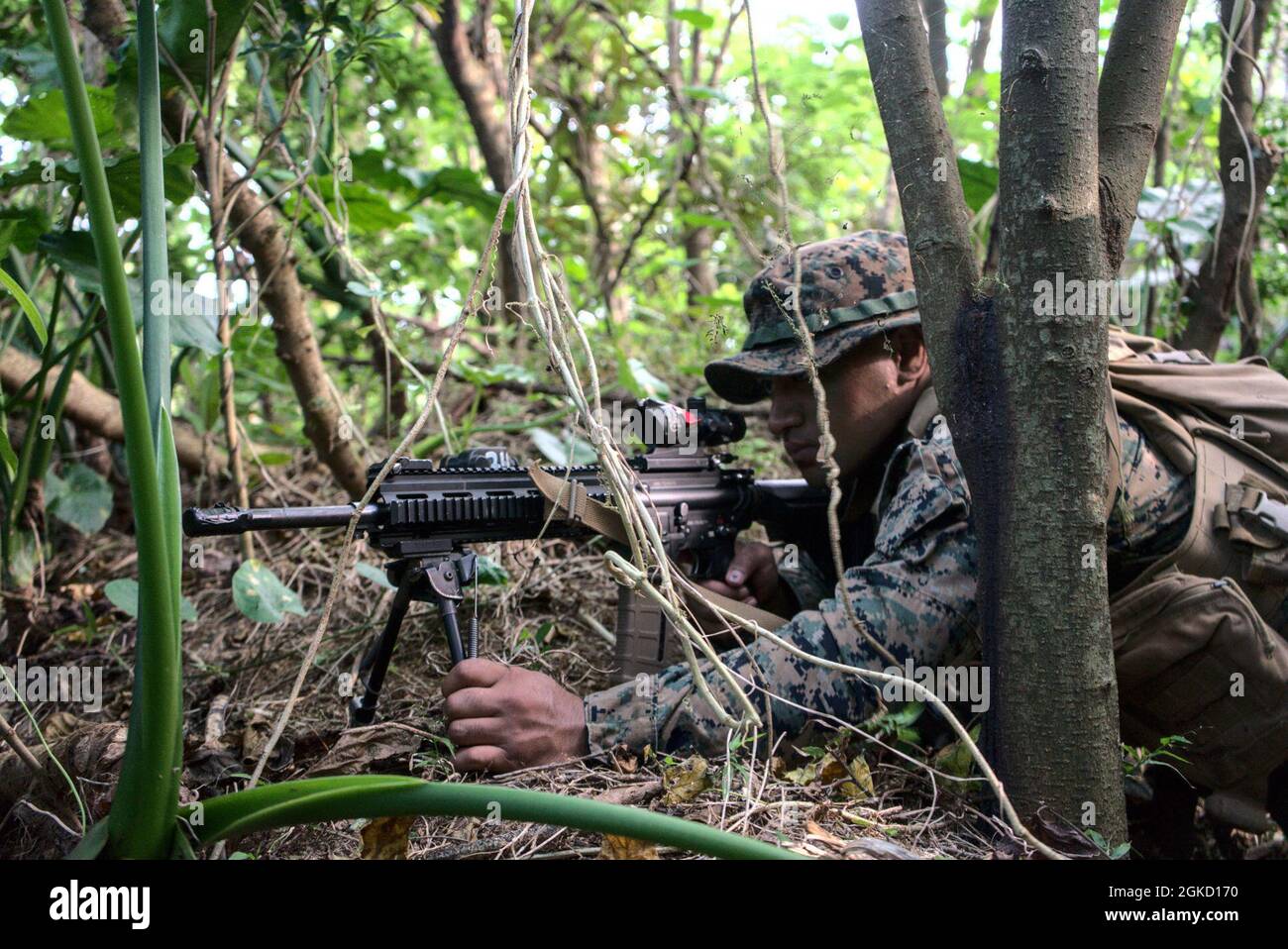 Marines avec 3d Battalion, 3d Marines arpentez les cibles marines pour les tirs de mortier et de missile pendant l'exercice Cast Away le 16 mars 2021 près d'Okinawa, Japon. Castaway 21.1 a démontré la capacité du corps des Marines à s’intégrer à l’Armée de terre, à la Marine, à l’Armée de l’Air, à la Force spatiale et aux forces alliées pour s’emparer et défendre des terrains maritimes clés, fournir un soutien de faible envergure et exécuter des feux de précision à longue portée à l’appui d’opérations navales à partir d’une base expéditionnaire avancée. 3/3 fait partie de 3d Marine Division, déployée dans l'Indo-Pacific. Banque D'Images