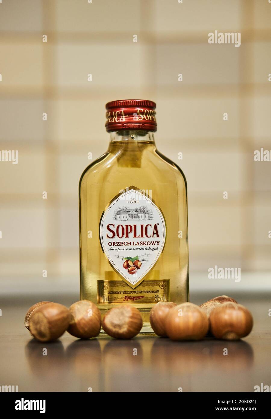 POZNAN, POLOGNE - 16 décembre 2017 : une petite bouteille de vodka de  Soplica polonaise au goût de noisettes Photo Stock - Alamy