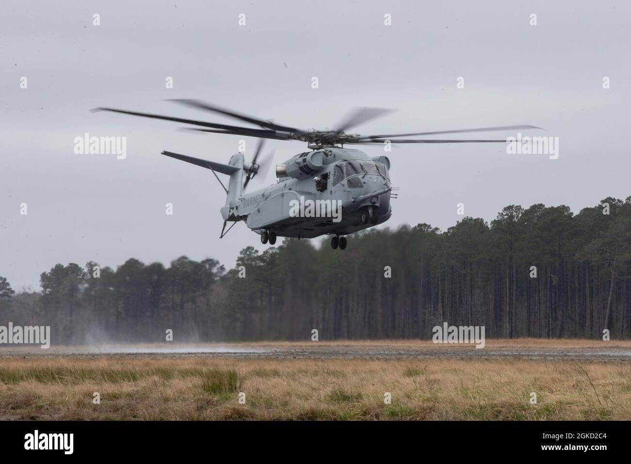 Un roi CH-53K Stallion se prépare à atterrir au camp Davis de Marines corps Outliting Field (MCOLF), en Caroline du Nord, le 17 mars 2021. Le commandant du corps des Marines, le général David H. Berger, a visité l'Escadron d'essais et d'évaluation opérationnels maritimes (VMX) 1 pour discuter avec les Marines qui mettent le CH-53K à l'essai et pour voir une démonstration de la capacité de levage de charges lourdes que l'hélicoptère fournira aux Marines et aux forces conjointes. Banque D'Images