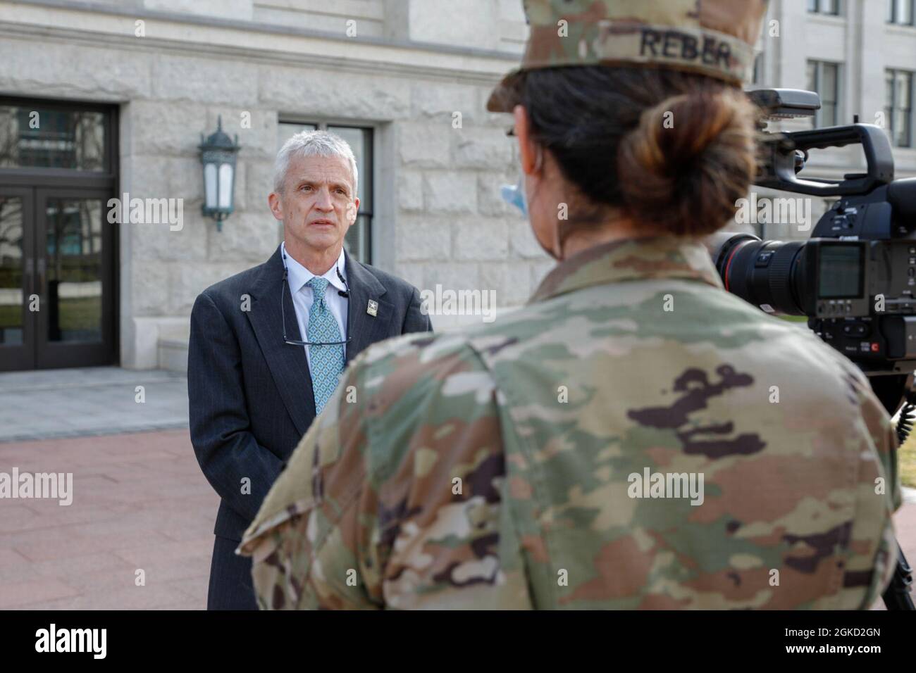 Le Dr John Mitchell participe à une entrevue avec le Maj. Sherrain Reber de la Réserve de l'armée américaine, 807e officier des affaires publiques du Commandement médical (soutien au déploiement), le 17 mars 2021 à Salt Lake City, Utah. Banque D'Images