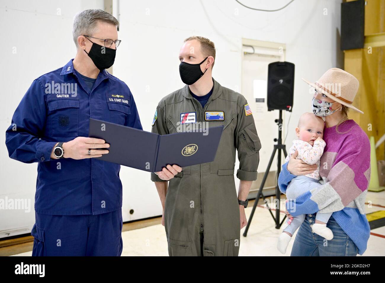 ADM. Arrière Jack Vogt, commandant du 13e District de la Garde côtière, remet la Médaille de l'air au maître de 3e classe Darren Ash, le mercredi 17 mars 2021, au secteur de la Garde côtière de North Bend, en Oregon. Le 28 juin 2020, la société Ash a reçu la Médaille de l'air pour ses réalisations exceptionnelles en tant que mécanicien de bord lors d'un sauvetage vertical nocturne à partir d'une falaise près de Galice, Oregon. Banque D'Images