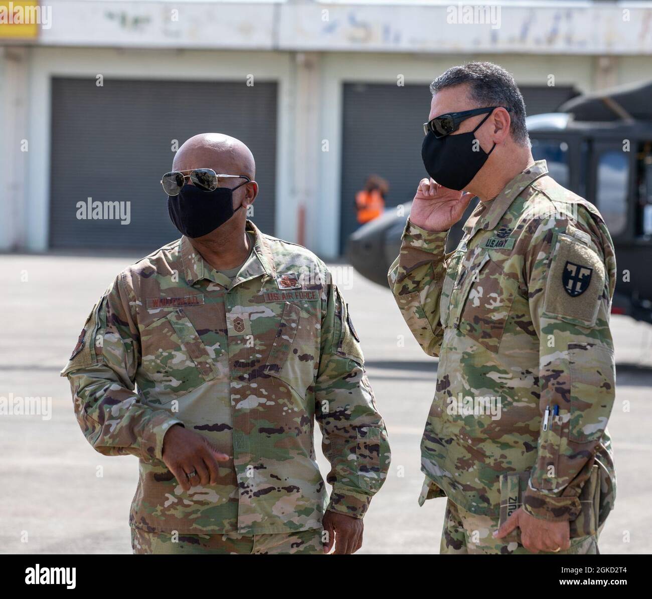 De gauche à droite, le conseiller principal du chef, Tony L. Whitehead, et le sergent-major de commandement Andrés Ruiz, et le sergent-major de commandement de l'État, arrivent à l'aéroport Mercedita de Ponce, à Porto Rico, le 17 mars 2021. Le SEAC s'est rendu sur l'île pour obtenir des informations de première main sur les opérations de la Force opérationnelle interarmées - Porto Rico pendant l'opération Warp Speed. Banque D'Images