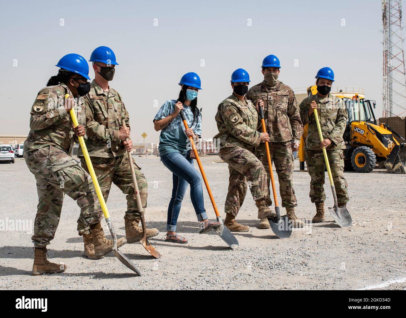 Des membres du personnel de l’Escadron de négociation des contrats expéditionnaires, de l’escadron du génie civil expéditionnaire, de l’unité de protection de la force et de Prime One, de la 386e Escadre expéditionnaire aérienne, sont réunis pour une cérémonie d’inauguration célébrant le nouveau centre d’administration des vols de la protection de la force à la base aérienne Ali Al Salem, au Koweït, le 17 mars 2021. L'édifice devrait être terminé d'ici novembre 2021 et servira de centre de commandement pour le personnel affecté. Banque D'Images