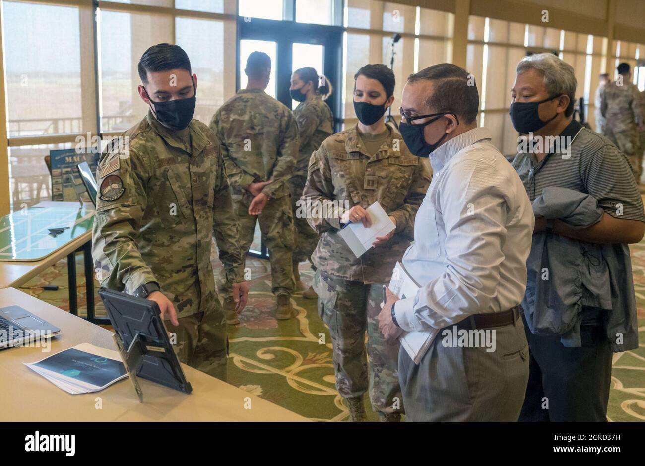 Sergent d'état-major de la Force aérienne des États-Unis Jeremy Roosa, instructeur du 334e Escadron d'entraînement, informe le personnel de Keesler des capacités de l'application de poche de contrôle de la circulation aérienne lors de la 81e exposition de niveau supérieur du groupe d'entraînement au Bay Breeze Event Center, sur la base aérienne de Keesler, Mississippi, le 17 mars 2021. La vitrine a été le point culminant du 81e TRG de l'année dernière technologique et innovant think tank. Banque D'Images