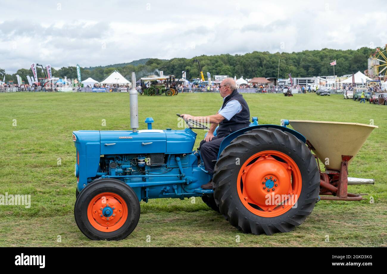 SHAFTSBURY, ROYAUME-UNI - 19 août 2021 : un tracteur bleu aux roues orange au salon Gillingham and Shaftesbury Banque D'Images