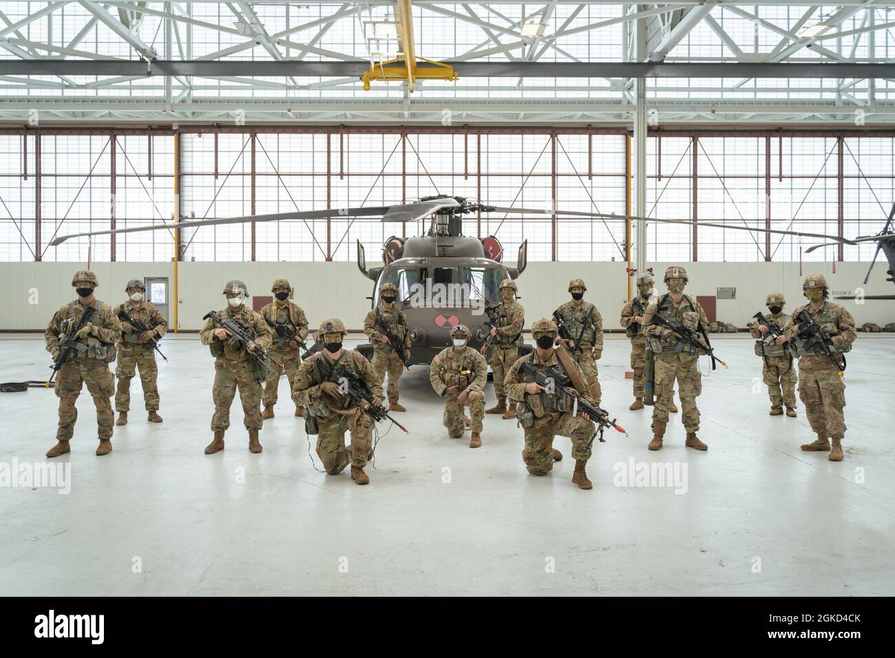 Les soldats de la Garde nationale de l'Armée de Washington affectés au 1er Bataillon, 161e Régiment d'infanterie, 81e équipe de combat de la Brigade Stryker, posent pour une photo devant un hélicoptère UH-60 Black Hawk avant de procéder à une insertion aérienne pendant le cours des chefs de lumière à la base interarmées Lewis-McChord, le 17 mars 2021. Le cours Light leaders forme les soldats à devenir des chefs d'infanterie plus compétents en développant les principes fondamentaux des opérations de l'équipe et en renforçant leurs capacités de leadership. Pendant l'entraînement, les chefs dirigent leur équipe dans les mouvements tactiques d'infanterie, la navigation terrestre, la planification tactique, l'exercice de bataille Banque D'Images