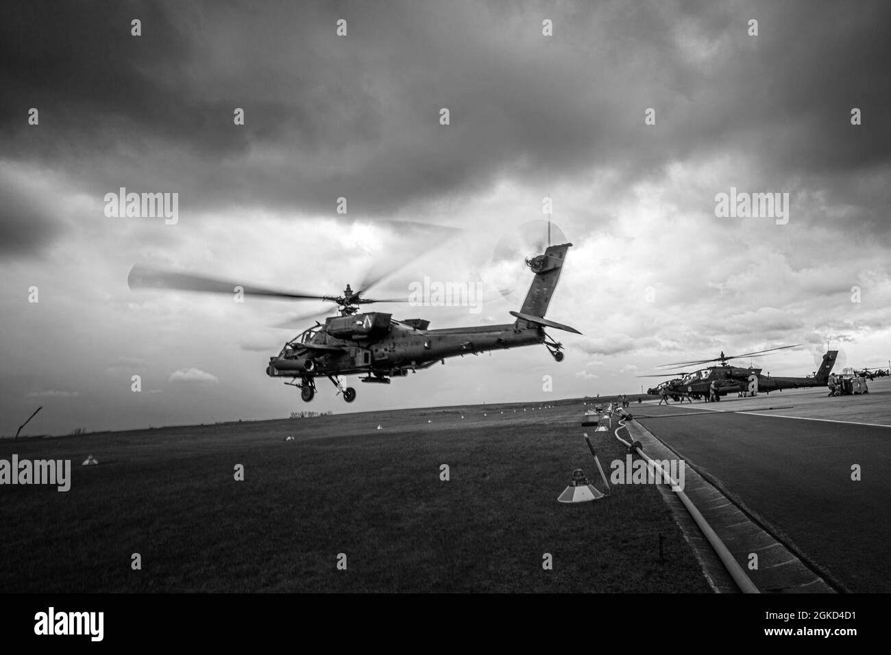 Un Apache AH-64 entièrement alimenté de la 12e Brigade de l'aviation de combat se lance à partir du point de réarmement et de ravitaillement de la zone avant lors de l'opération Eminent Strike sur le 17 mars 2021, à l'aérodrome de l'armée de Katterbach. Banque D'Images