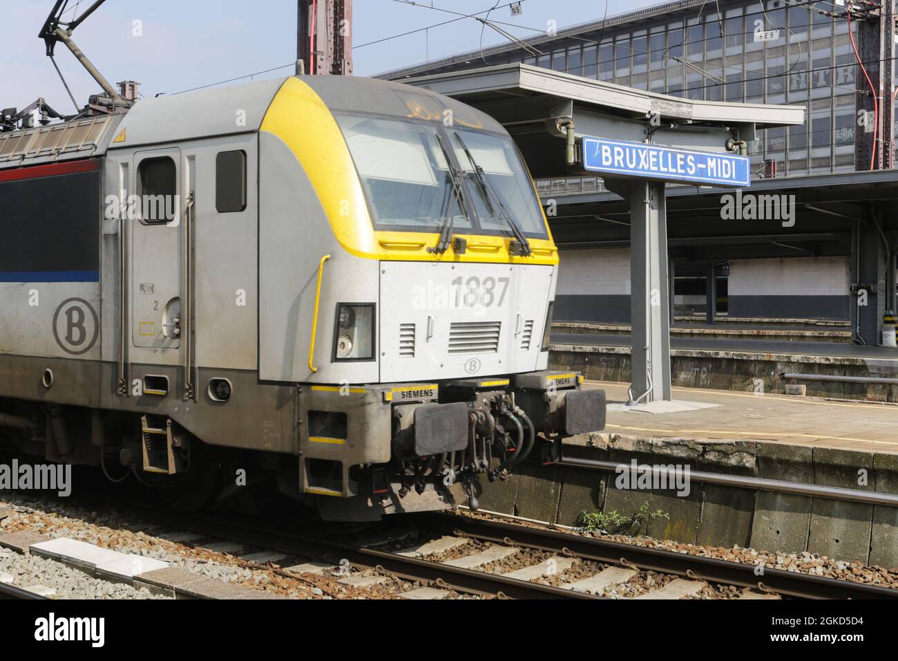 Les voies ferroviaires et les trains dans la gare sud de Bruxelles Banque D'Images