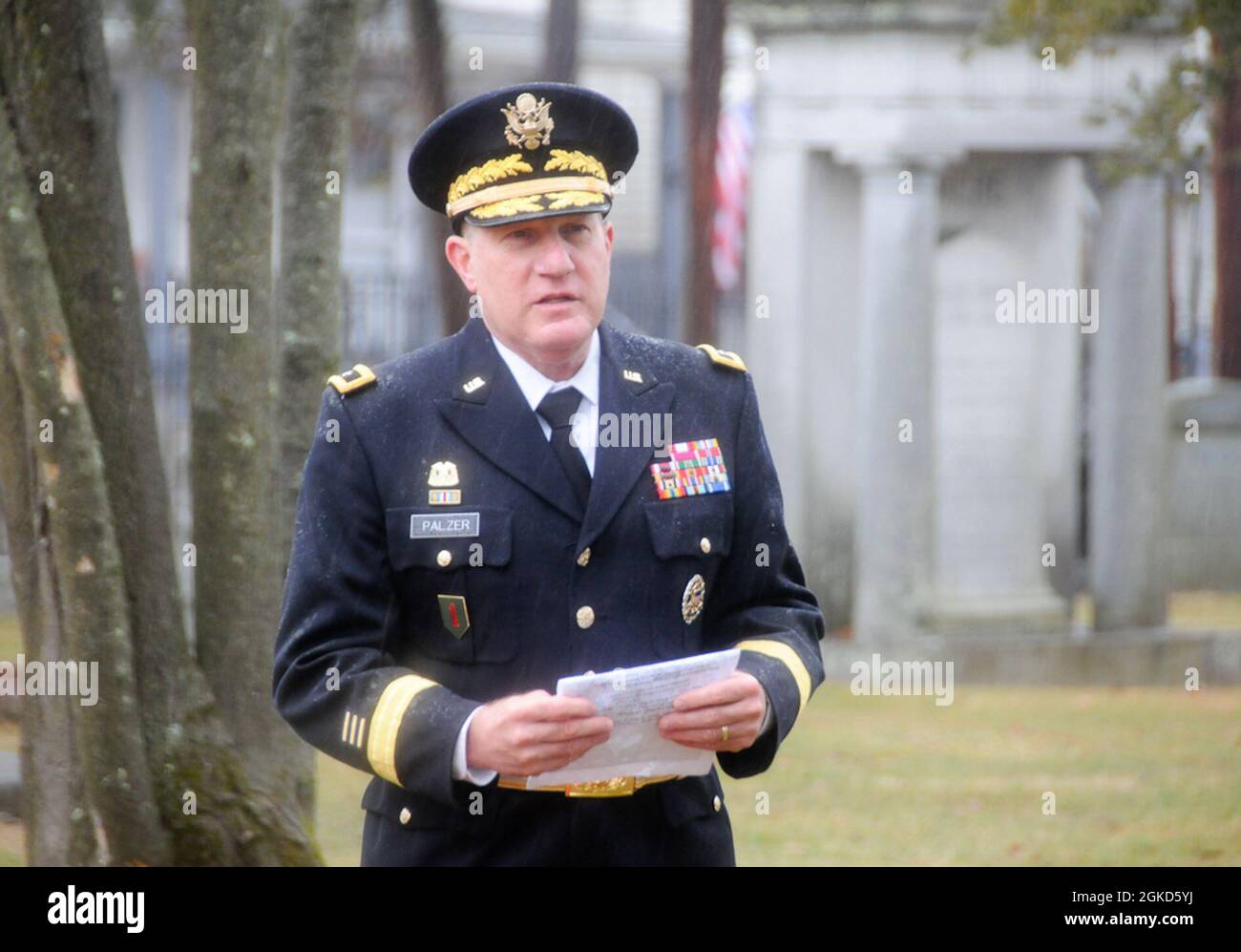 Le général de division Mark Palzer, commandant de la 99e division de préparation de la Réserve de l’Armée de terre, prononce un discours lors d’une cérémonie de pose de couronnes organisée le 18 mars par la 99e RD à la tombe du président Grover Cleveland au cimetière de Princeton. Le programme de pose de couronnes présidentielle est administré par le Bureau militaire de la Maison Blanche, qui est chargé de coordonner le placement annuel des couronnes présidentielles sur les tombes et les lieux de repos des anciens présidents, d'autres Américains célèbres et dans certains monuments commémoratifs d'importance historique. Banque D'Images