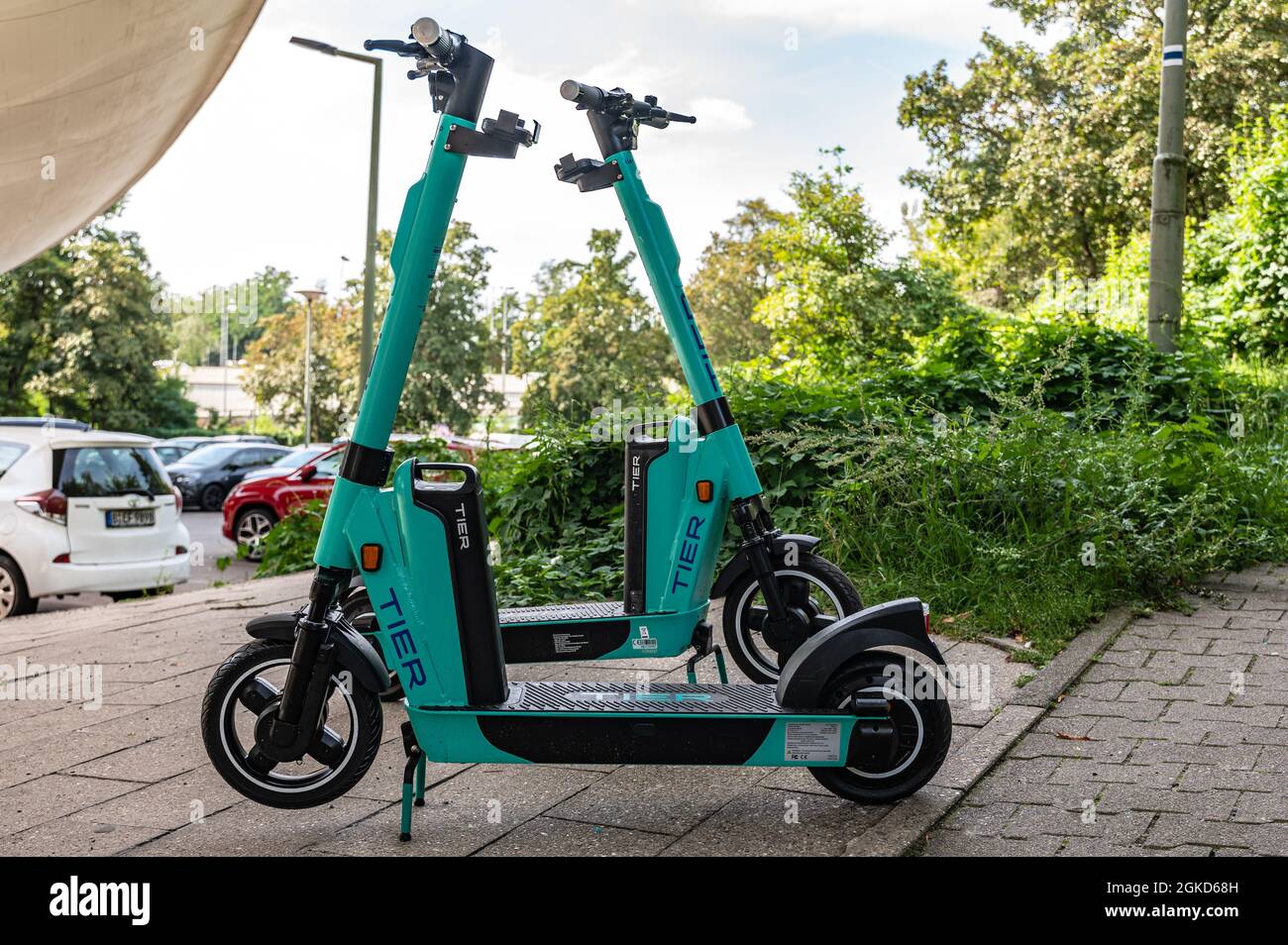 Deux escooter électriques debout ou e-scooter de la société TIER sur le trottoir à Berlin Banque D'Images