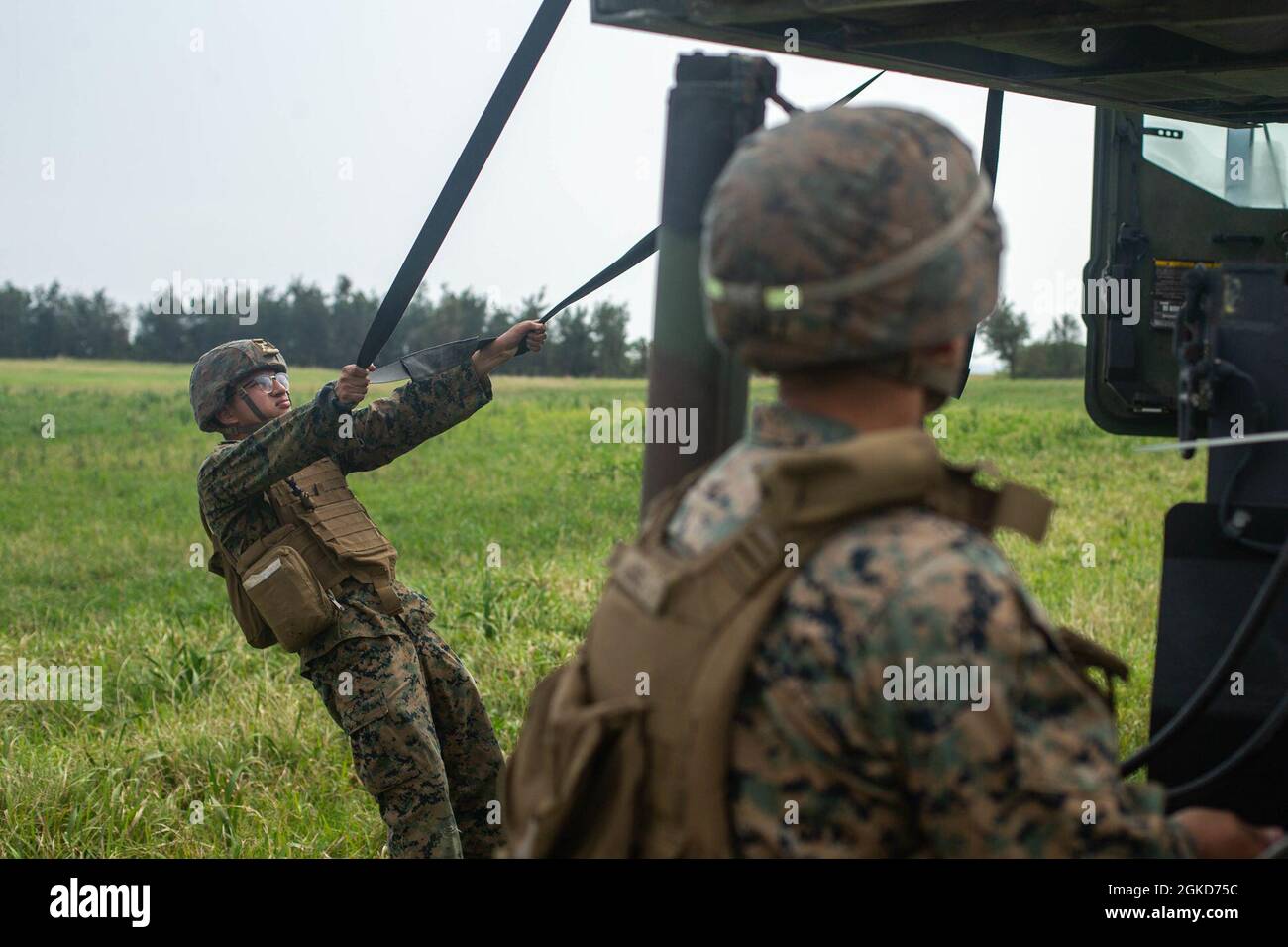 Marines des États-Unis avec 3d Battalion, 12e Marine Regiment, 3d Marine Division, recharger un système de fusée d'artillerie de haute mobilité pendant le Castaway 21.1 à IE Shima, Okinawa, Japon, 18 mars 2021. Cet exercice a démontré la capacité du corps des Marines à s’intégrer à la force conjointe pour s’emparer et défendre des terrains maritimes clés, fournir un soutien de faible envergure et exécuter des feux de précision à longue portée à l’appui d’opérations navales à partir d’une base expéditionnaire avancée. Banque D'Images