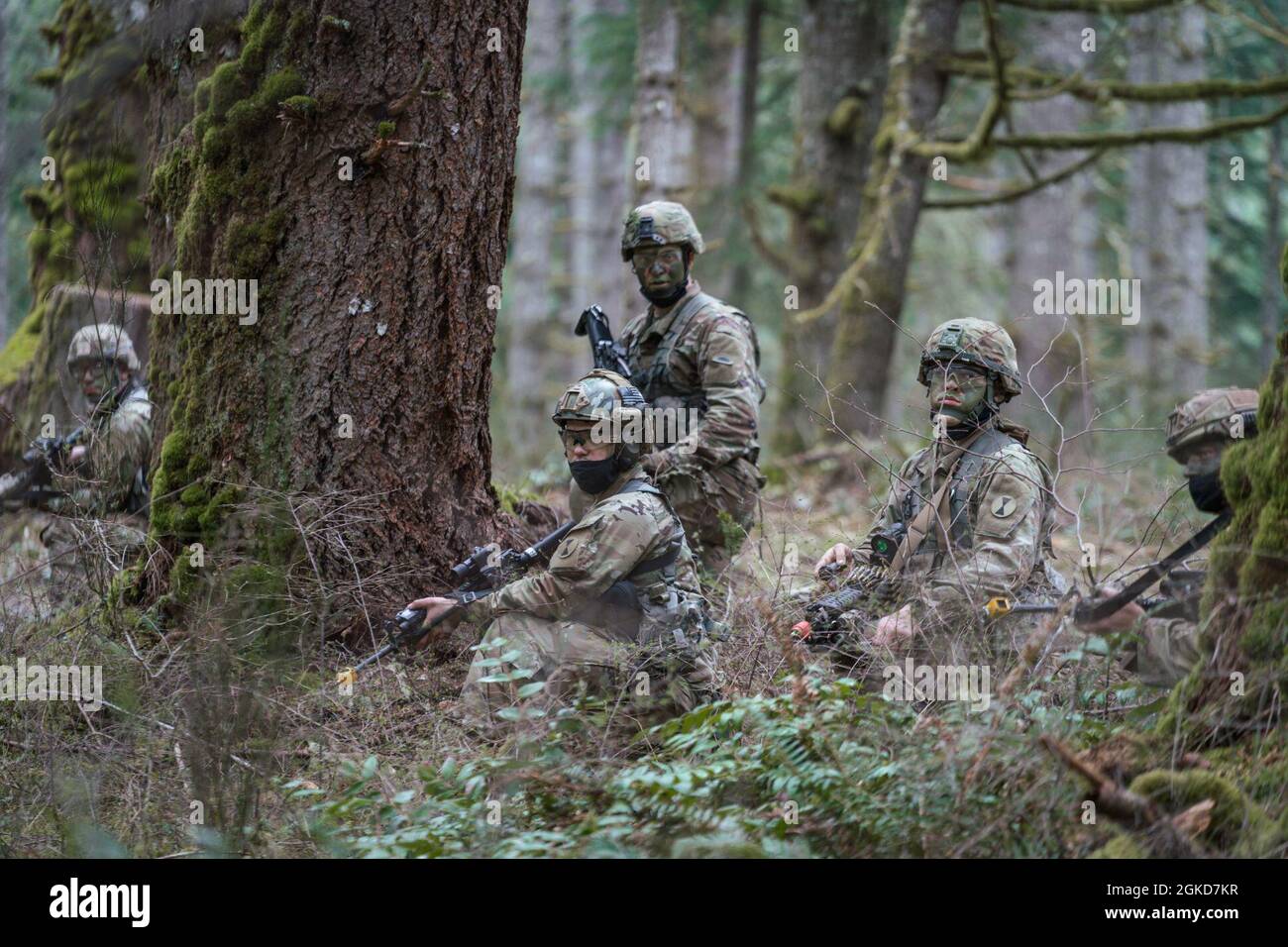 Les soldats de la Garde nationale de l'Armée de Washington affectés au 1er Bataillon, 161e Régiment d'infanterie, 81e équipe de combat de la Brigade Stryker font une pause lors d'une patrouille dans le cours des chefs de lumière à la base interarmées Lewis-McChord, le 18 mars 2021. Le cours Light leaders forme les soldats à devenir des chefs d'infanterie plus compétents en développant les principes fondamentaux des opérations de l'équipe et en renforçant leurs capacités de leadership. Au cours de l'entraînement, les chefs dirigent leurs équipes dans les mouvements tactiques d'infanterie, la navigation terrestre, la planification tactique, les exercices de combat, les patrouilles, et des exercices d'entraînement sur le terrain. Banque D'Images