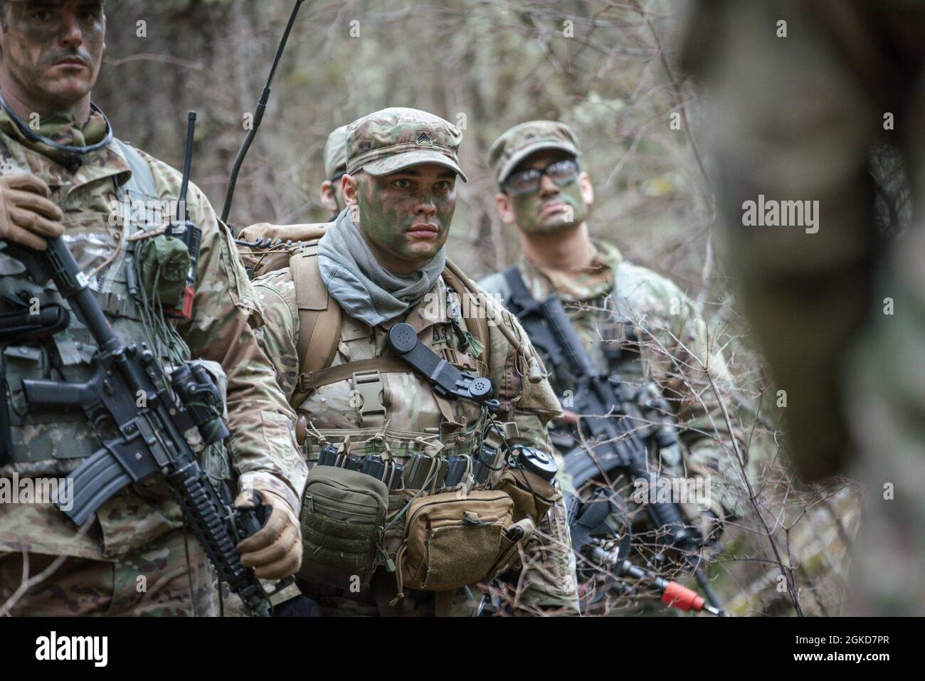 Les soldats de la Garde nationale de l'Armée de Washington affectés au 1er Bataillon, 161e Régiment d'infanterie, 81e équipe de combat de la Brigade Stryker effectuent un examen après action à la suite d'une patrouille de mouvement démontée dans le cours des chefs de lumière à la base interarmées Lewis-McChord, le 18 mars 2021. Le cours Light leaders forme les soldats à devenir des chefs d'infanterie plus compétents en développant les principes fondamentaux des opérations de l'équipe et en renforçant leurs capacités de leadership. Au cours de l'entraînement, les chefs dirigent leurs équipes dans les mouvements tactiques d'infanterie, la navigation terrestre, la planification tactique, les exercices de combat, les patrouilles, et le champ de l'équipe Banque D'Images
