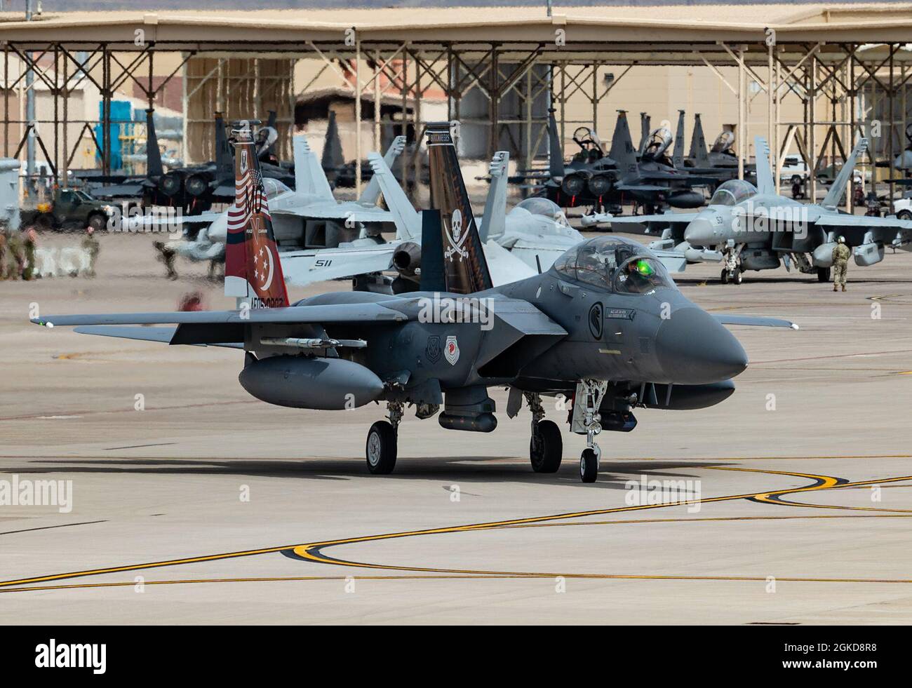 Un avion de chasse F-15SG Strike Eagle, affecté au 428e Escadron de chasse, base aérienne de Mountain Home, Idaho, prend un taxi pour participer à une mission du drapeau rouge 21-2, à la base aérienne de Nellis, Nevada, le 18 mars 2021. Le F-15SG est une variante du F-15E Strike Eagle de la Force aérienne des États-Unis et il est utilisé par la Force aérienne de la République de Singapour. Banque D'Images