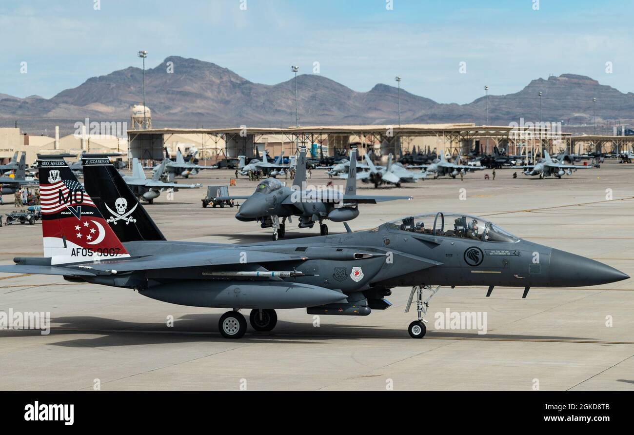 Un avion de chasse F-15SG Strike Eagle, affecté au 428e Escadron de chasseurs, base aérienne de Mountain Home, Idaho, taxi avant une mission pendant le drapeau rouge 21-2, à la base aérienne de Nellis, Nevada, le 18 mars 2021. Le F-15SG est une variante du chasseur F-15E Strike Eagle de la Force aérienne des États-Unis, utilisé par la Force aérienne de la République de Singapour. Banque D'Images