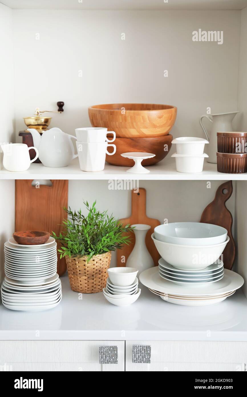 Base de rangement blanc avec la céramique et la vaisselle en bois dans la  cuisine Photo Stock - Alamy