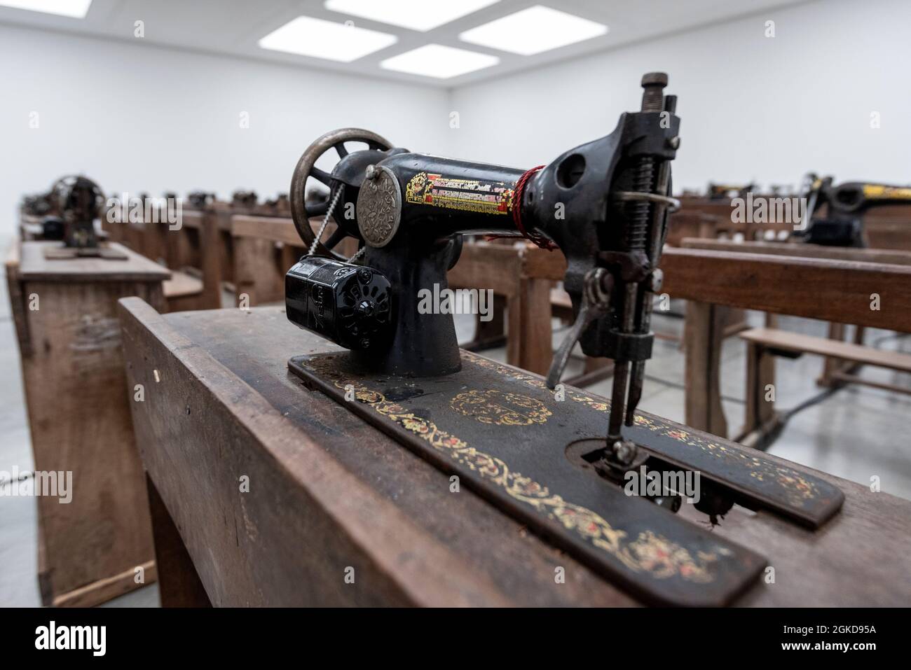 Londres, Royaume-Uni. 14 septembre 2021. Cadavres de capital (2021) par Ibrahim Mahama, 100 machines à coudre en métal rouillé fixées aux bureaux d'école en bois. Aperçu de «Lazarus», la nouvelle exposition solo d’Ibrahim Mahama à la galerie White Cube de Bermondsey qui présente des installations à grande échelle, des sculptures et des collages. L'exposition est le résultat de plusieurs mois de recherche à Nkrumah Volini, dans le nord du Ghana, un silo en béton abandonné accueillant une grande colonie de chauves-souris qui a inspiré certains des travaux exposés. Le spectacle se déroulera du 15 septembre au 7 novembre 2021. Credit: Stephen Chung / Alamy Live News Banque D'Images Londres, Royaume-Uni. 14 septembre 2021. Cadavres de capital (2021) par Ibrahim Mahama, 100 machines à coudre en métal rouillé fixées aux bureaux d'école en bois. Aperçu de «Lazarus», la nouvelle exposition solo d’Ibrahim Mahama à la galerie White Cube de Bermondsey qui présente des installations à grande échelle, des sculptures et des collages. L'exposition est le résultat de plusieurs mois de recherche à Nkrumah Volini, dans le nord du Ghana, un silo en béton abandonné accueillant une grande colonie de chauves-souris qui a inspiré certains des travaux exposés. Le spectacle se déroulera du 15 septembre au 7 novembre 2021. Credit: Stephen Chung / Alamy Live News Banque D'Images